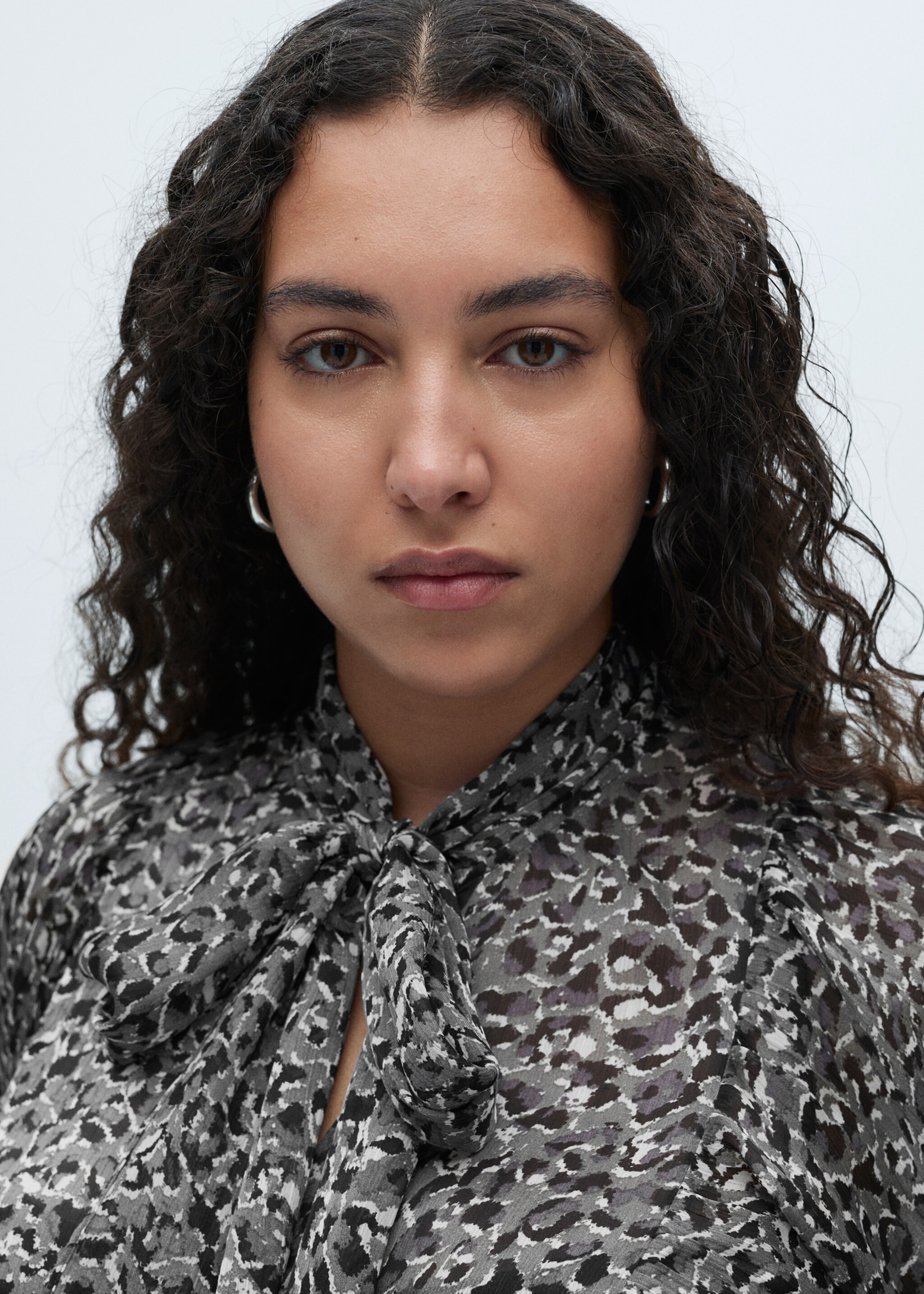 Blusa animal print fiocco collo - Dettaglio dell'articolo 4, Nero. Ref: 87080628-00.