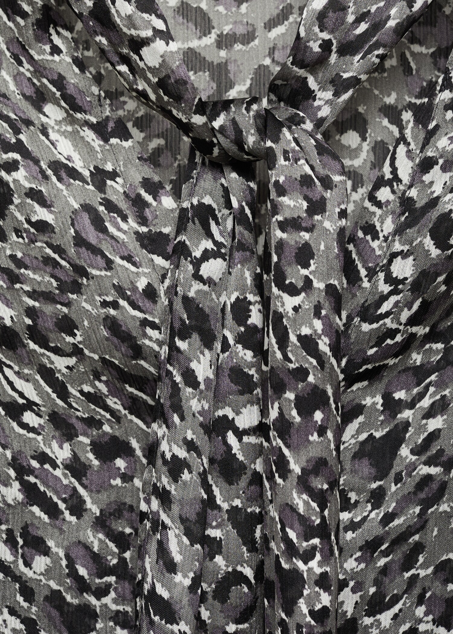 Animal-print blouse with bow neck - Details of the article 8