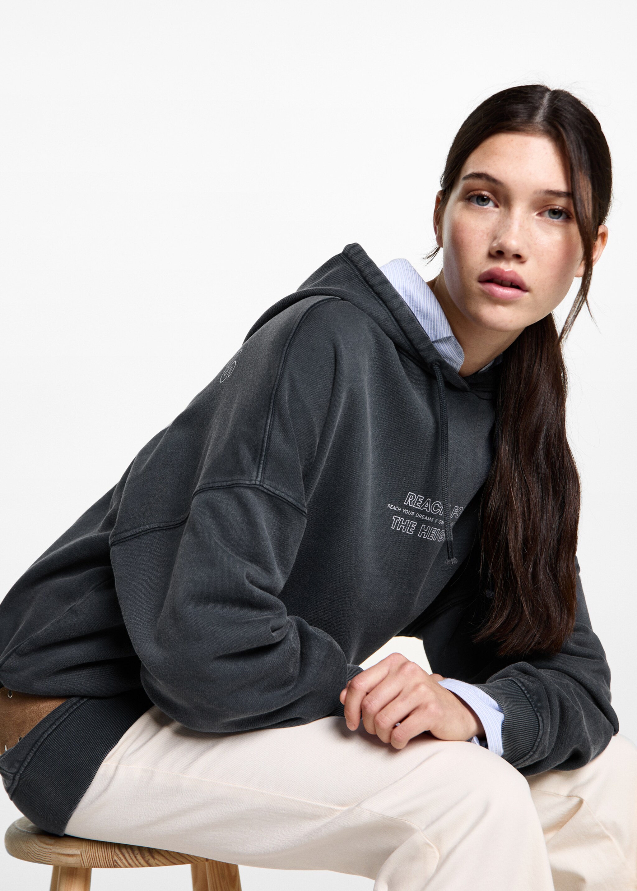 Oversized message sweatshirt - Details of the article 2, Charcoal. Ref: 87080632-00.