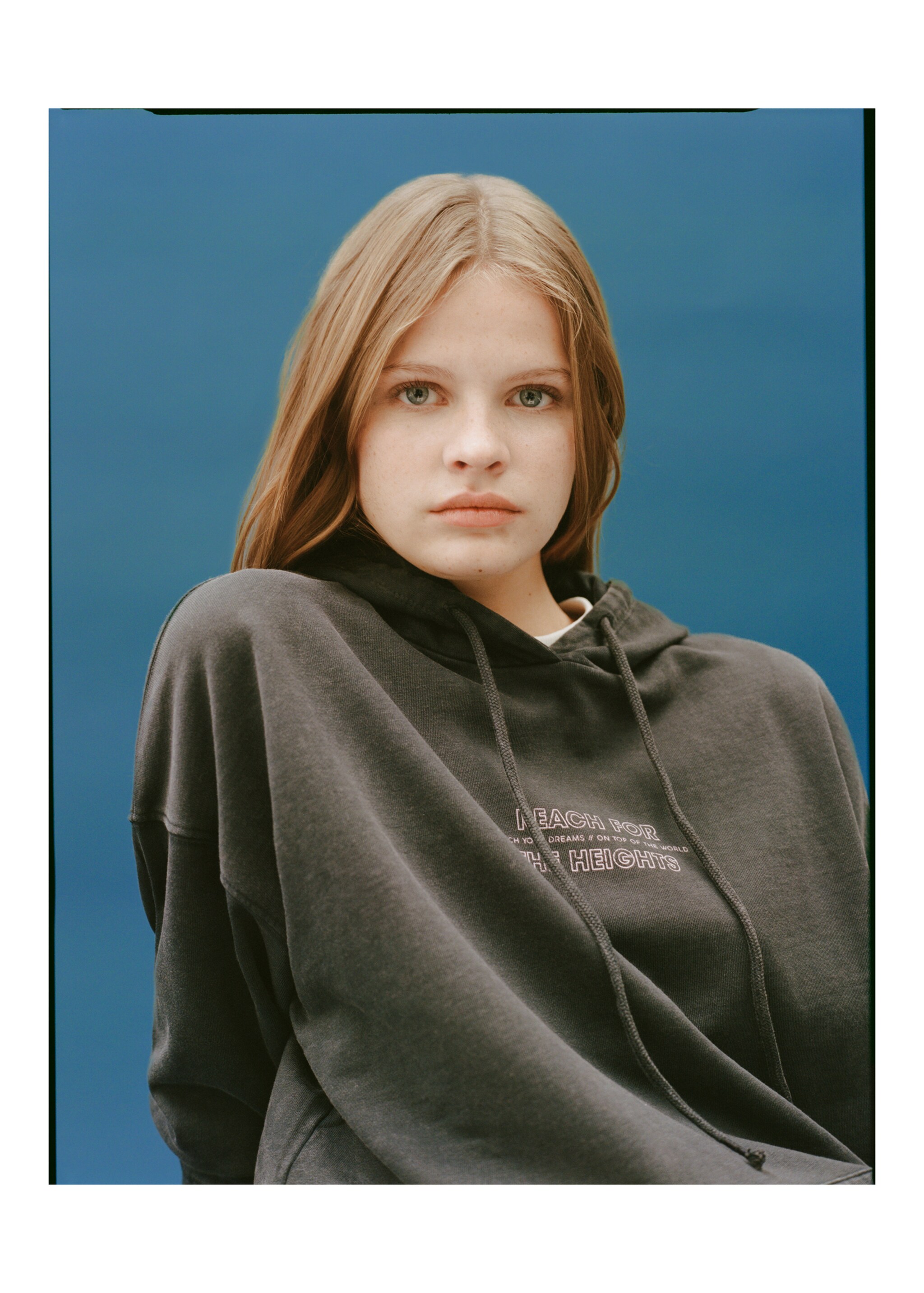 Oversized message sweatshirt - Details of the article 5, Charcoal. Ref: 87080632-00.