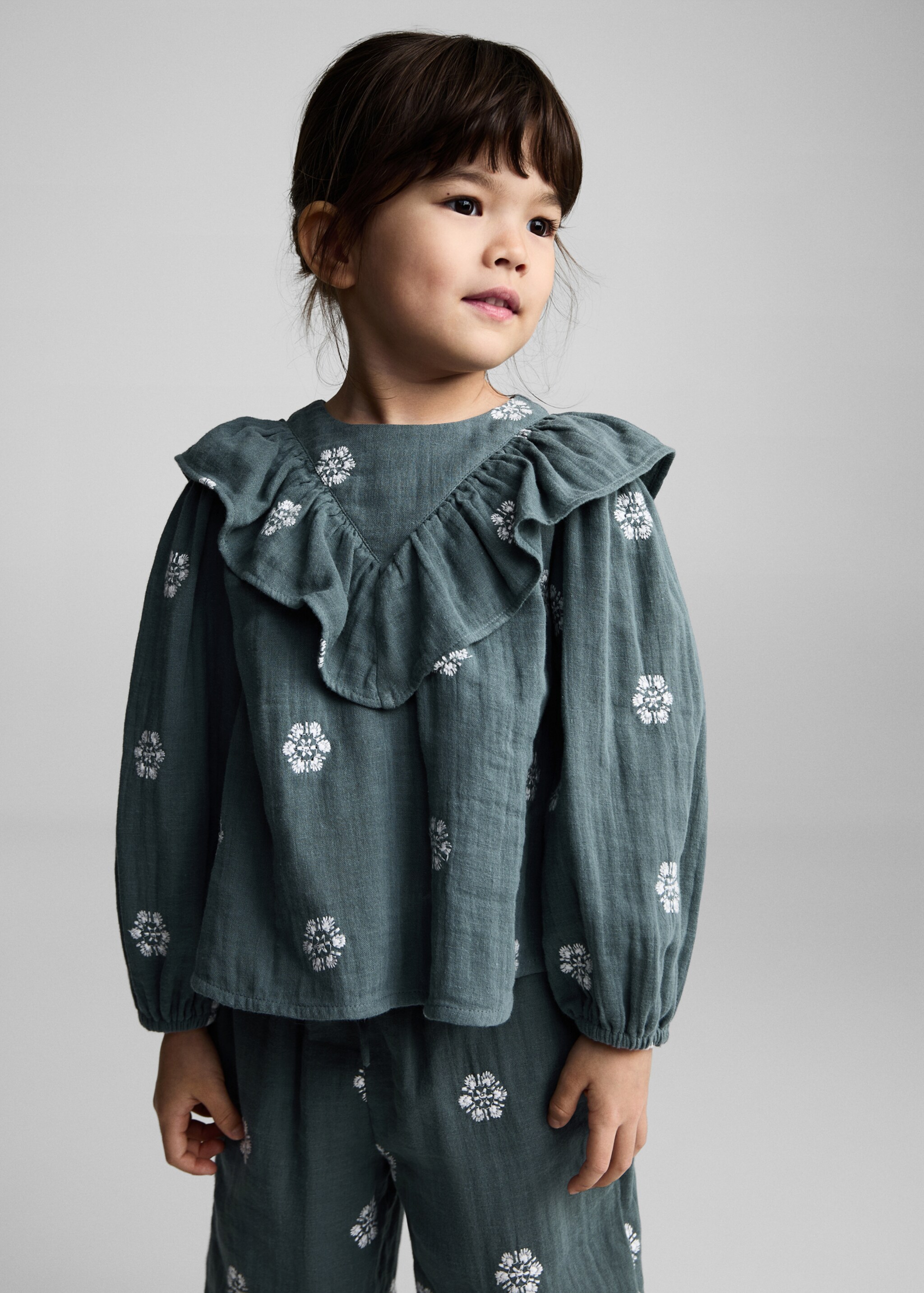 Mönstrad blus med volanger - Bild av mittparti, Grön. Ref: 87080635-00.