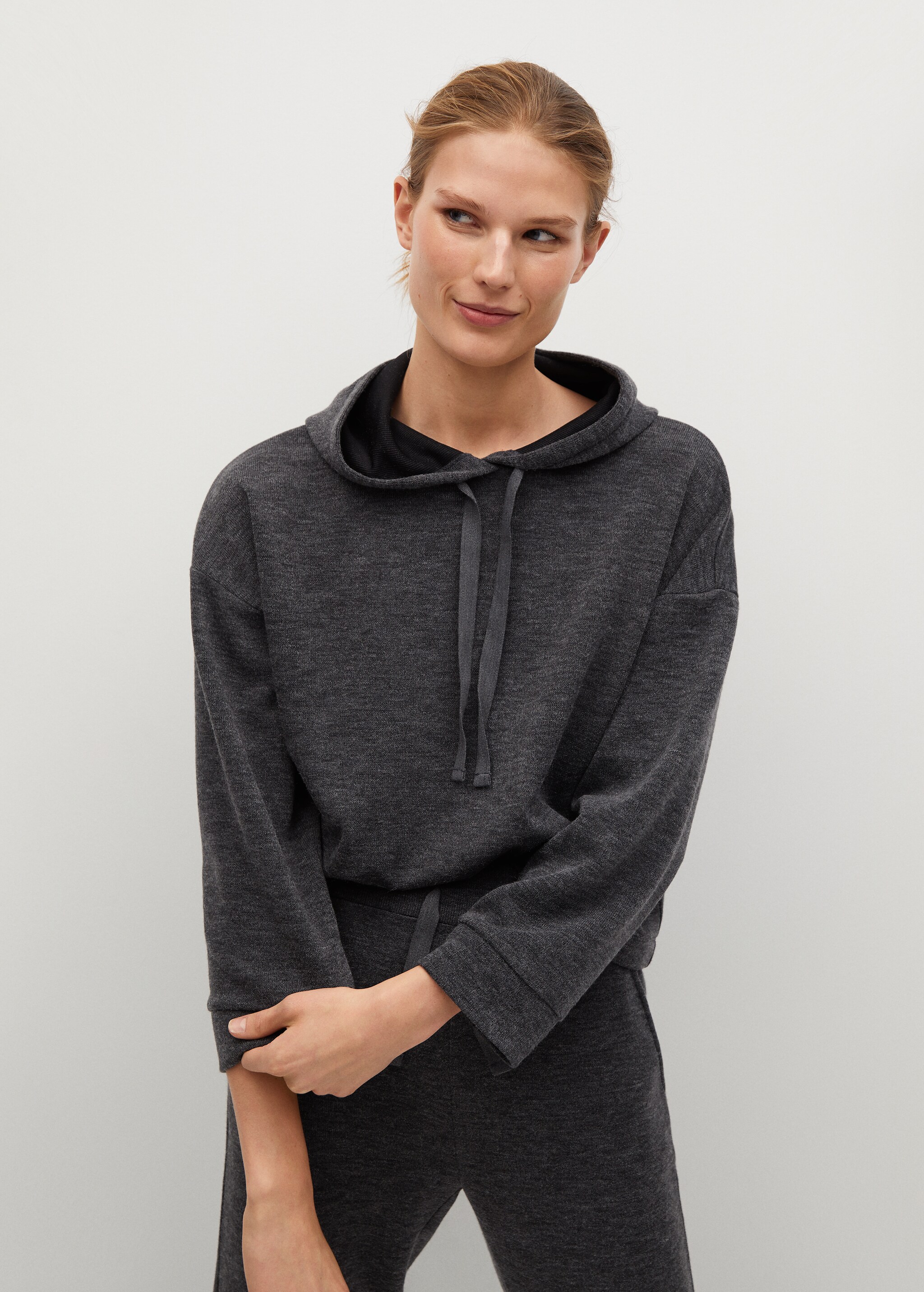 Sudadera oversize jaspeada  - Plano medio