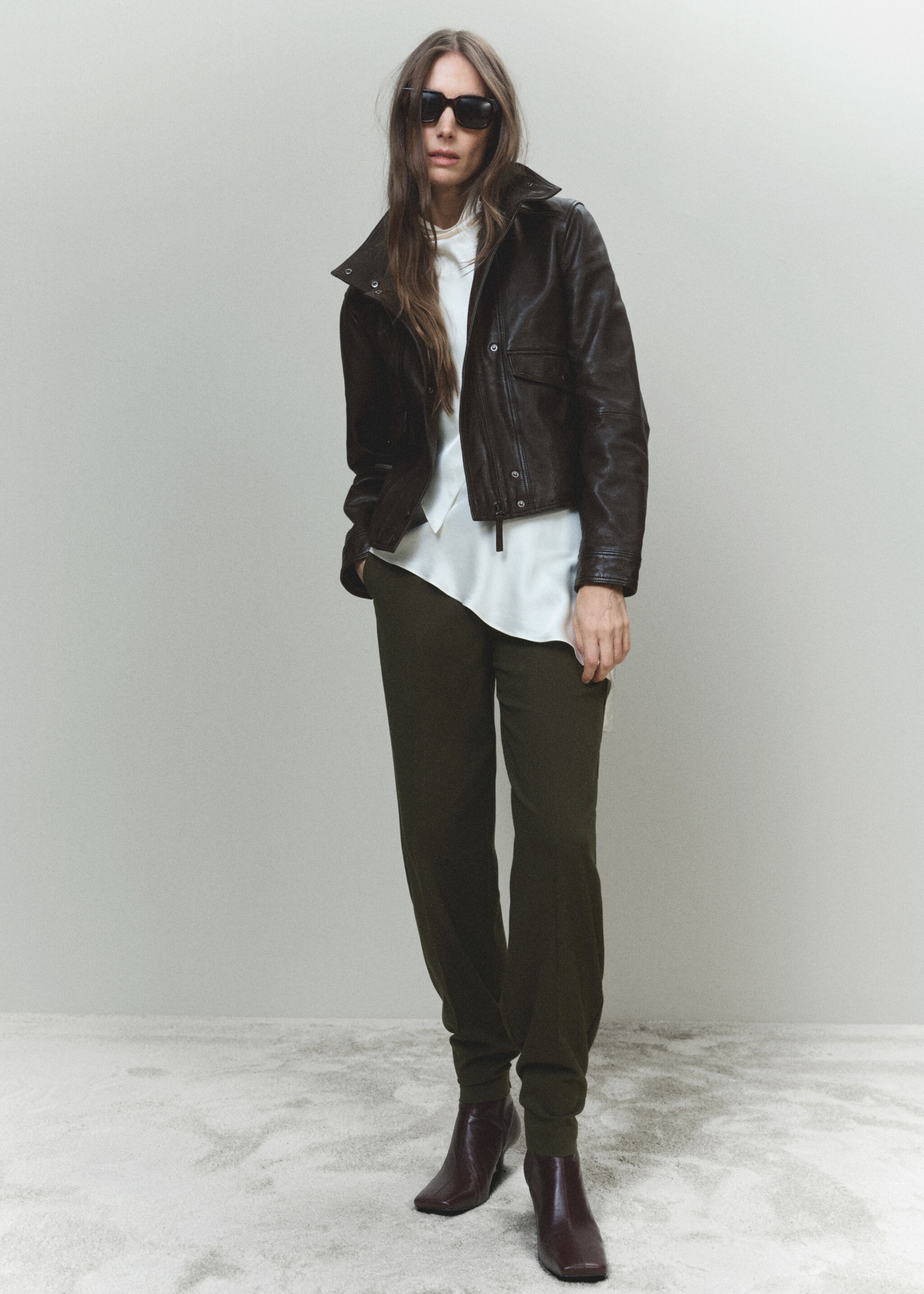 Straight mid-rise trousers - Details of the article 6, Khaki. Ref: 87081511-00.