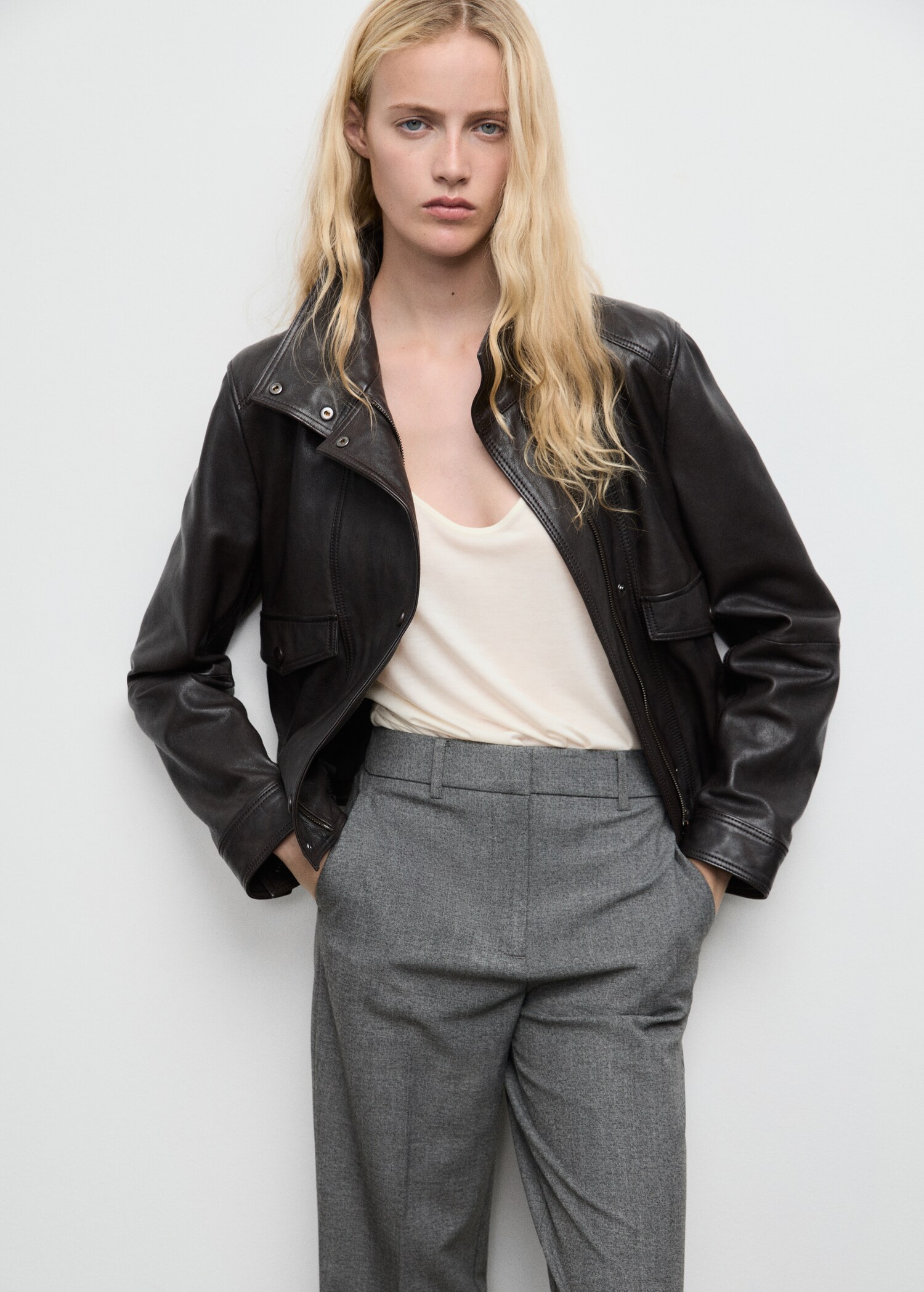 Straight mid-rise trousers - Details of the article 1