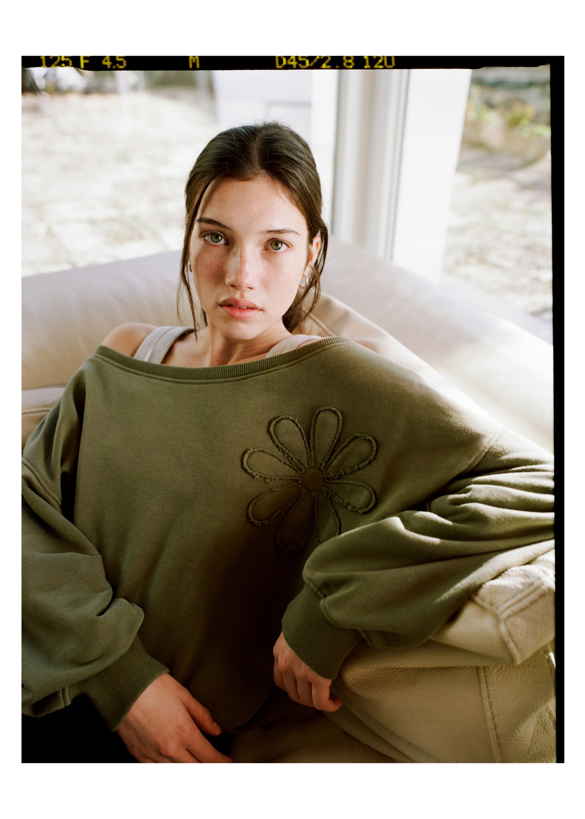 Sweat-shirt broderie florale - Détail de l'article 5, Kaki. Ref: 87081513-00.