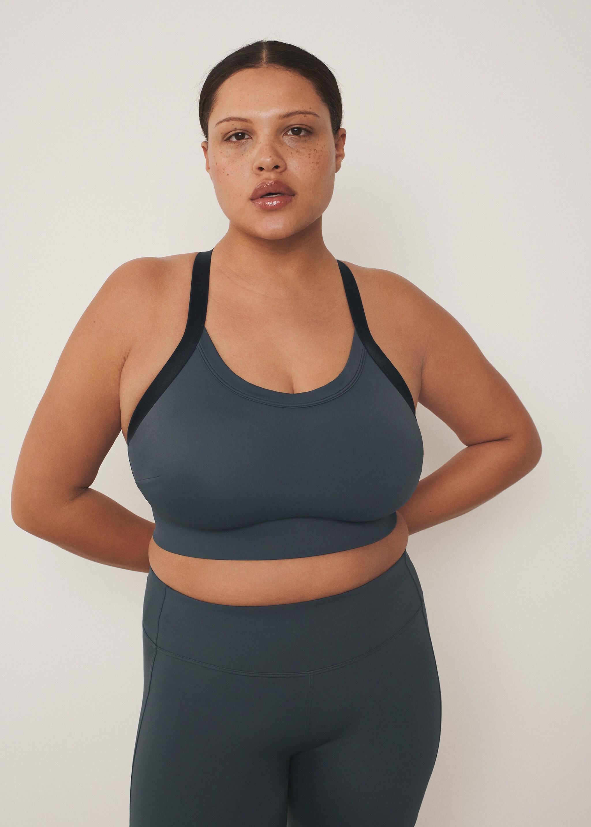 Top crop deportivo - Plano medio