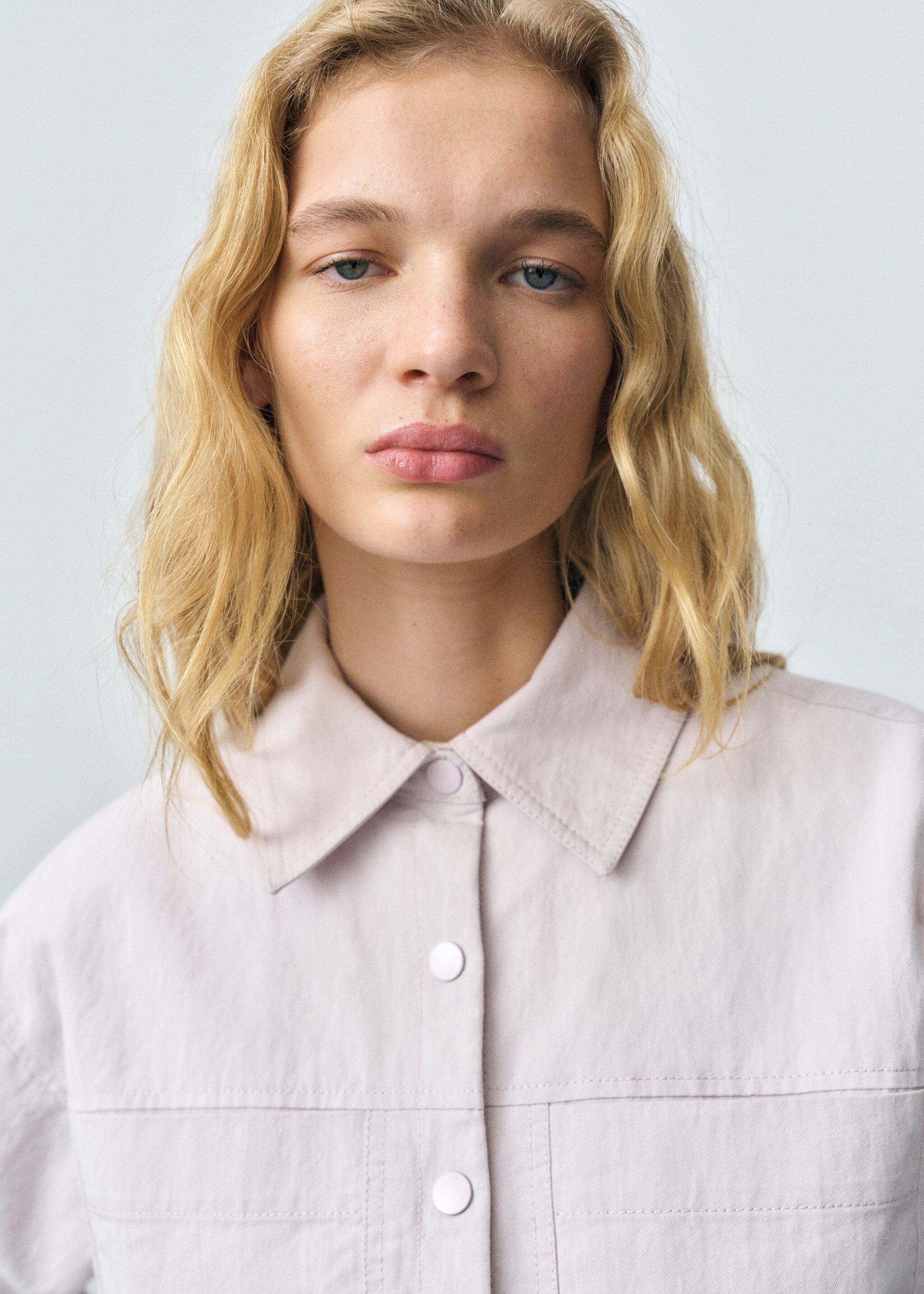 Jeansjacke mit Raffdetails - Detail des Artikels 1, Lila. Ref: 87082537-00.