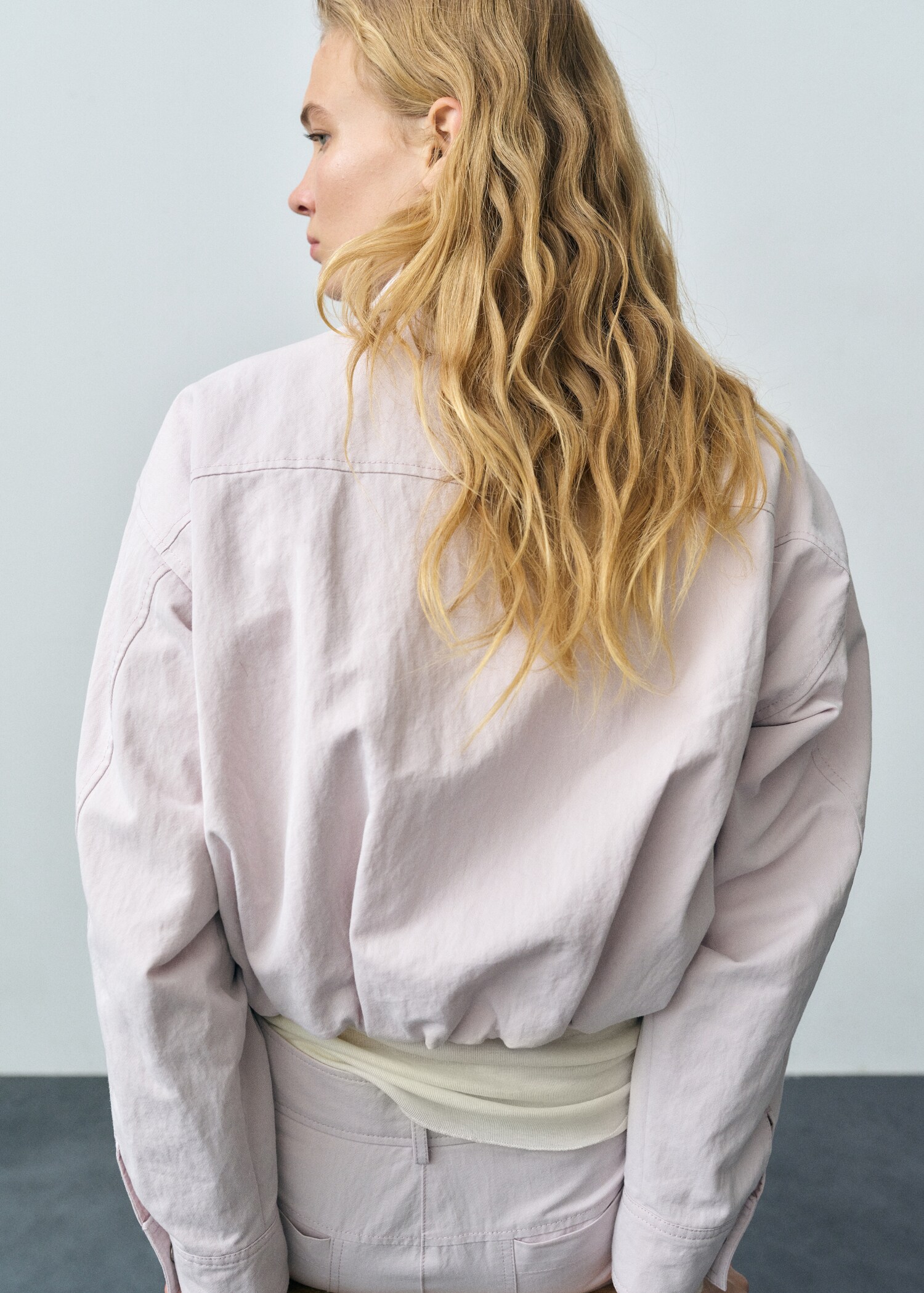 Jeansjacke mit Raffdetails - Rückseite des Artikels