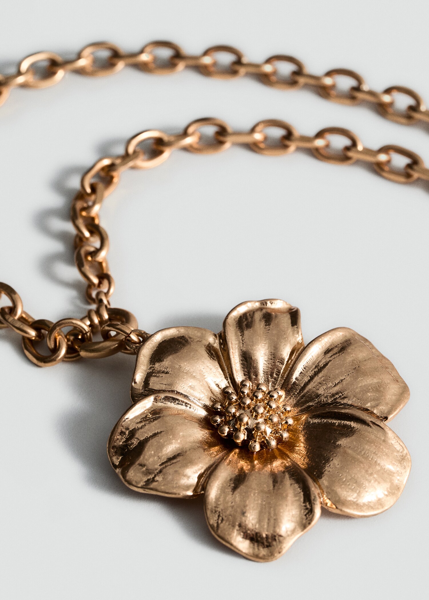 Collier pendentif fleur - Plan moyen