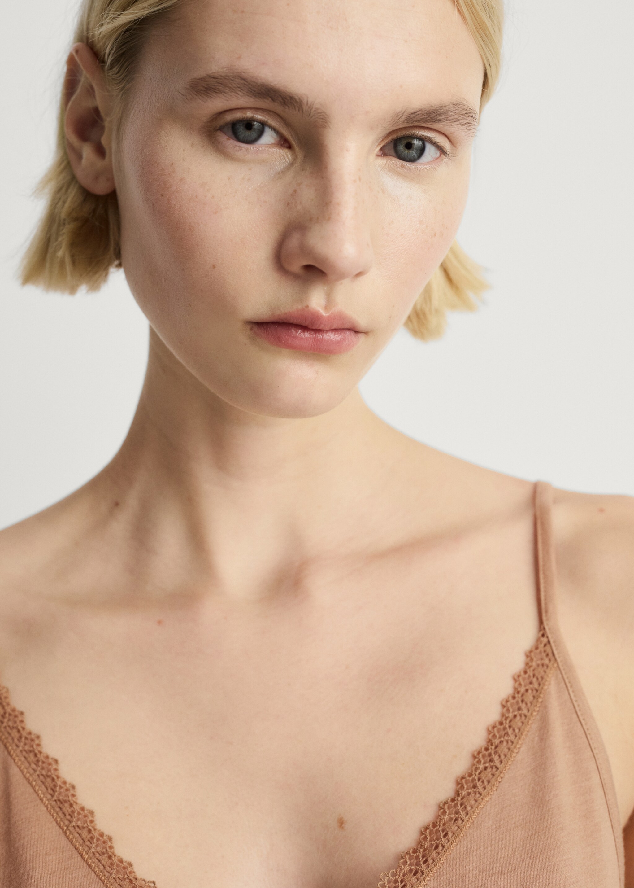 Haut pyjama coton dentelle rapportée contrasté - Détail de l'article 1, Marron moyen. Ref: 87082938-00.