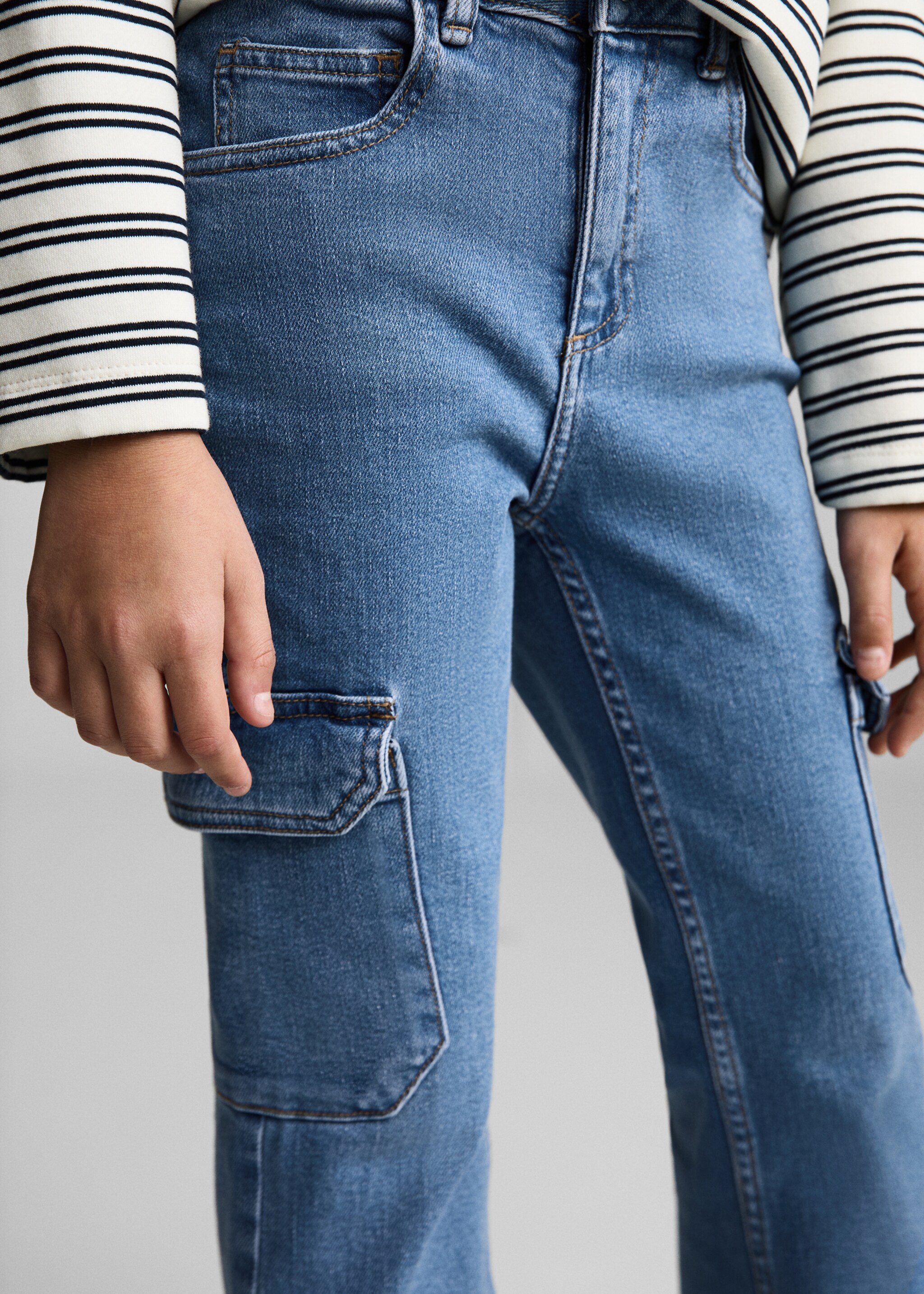 Flared cargo jeans - Details of the article 6, Medium Blue. Ref: 87083269-00.