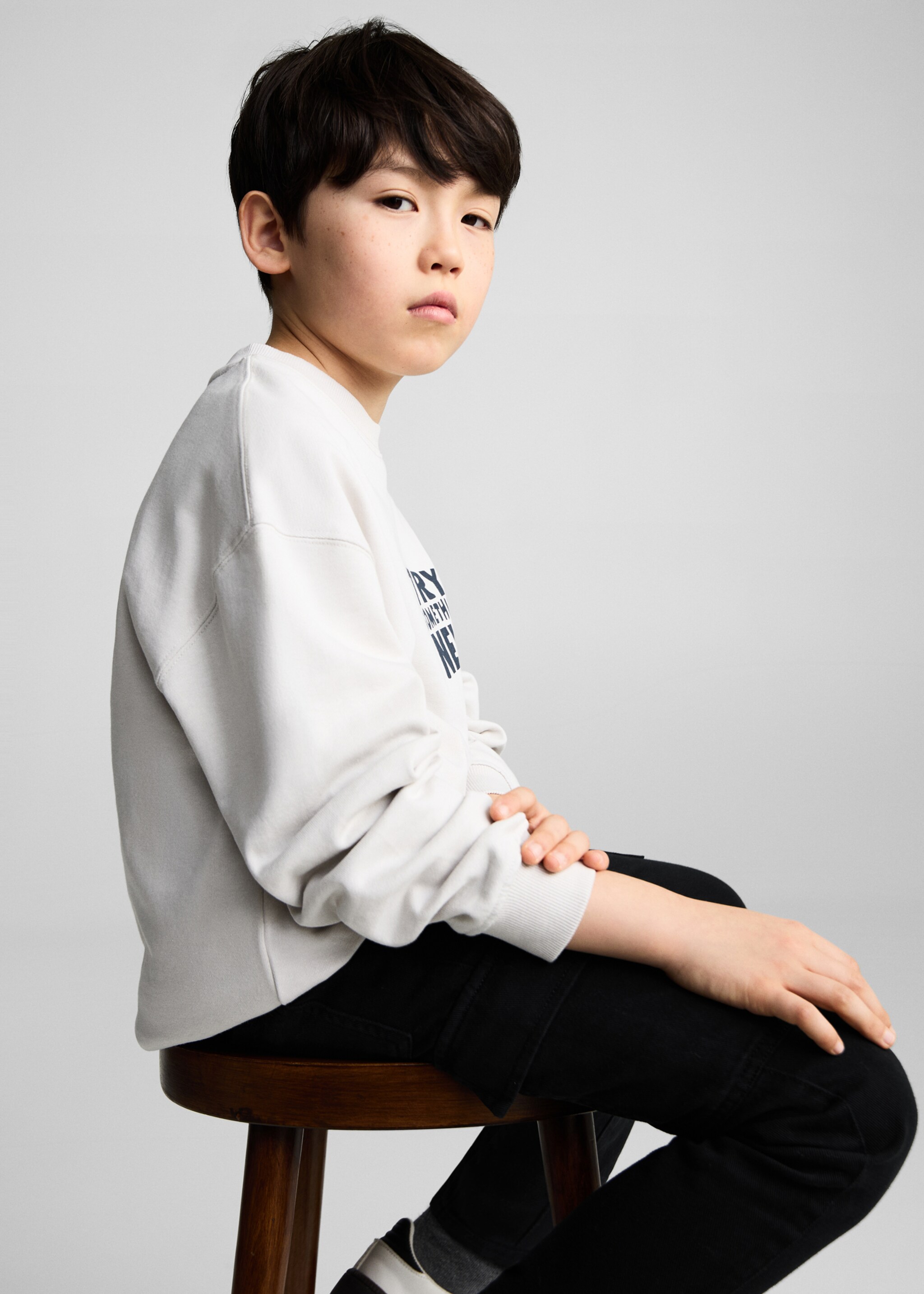 Straight cargo trousers - Details of the article 2, Black. Ref: 87083272-00.