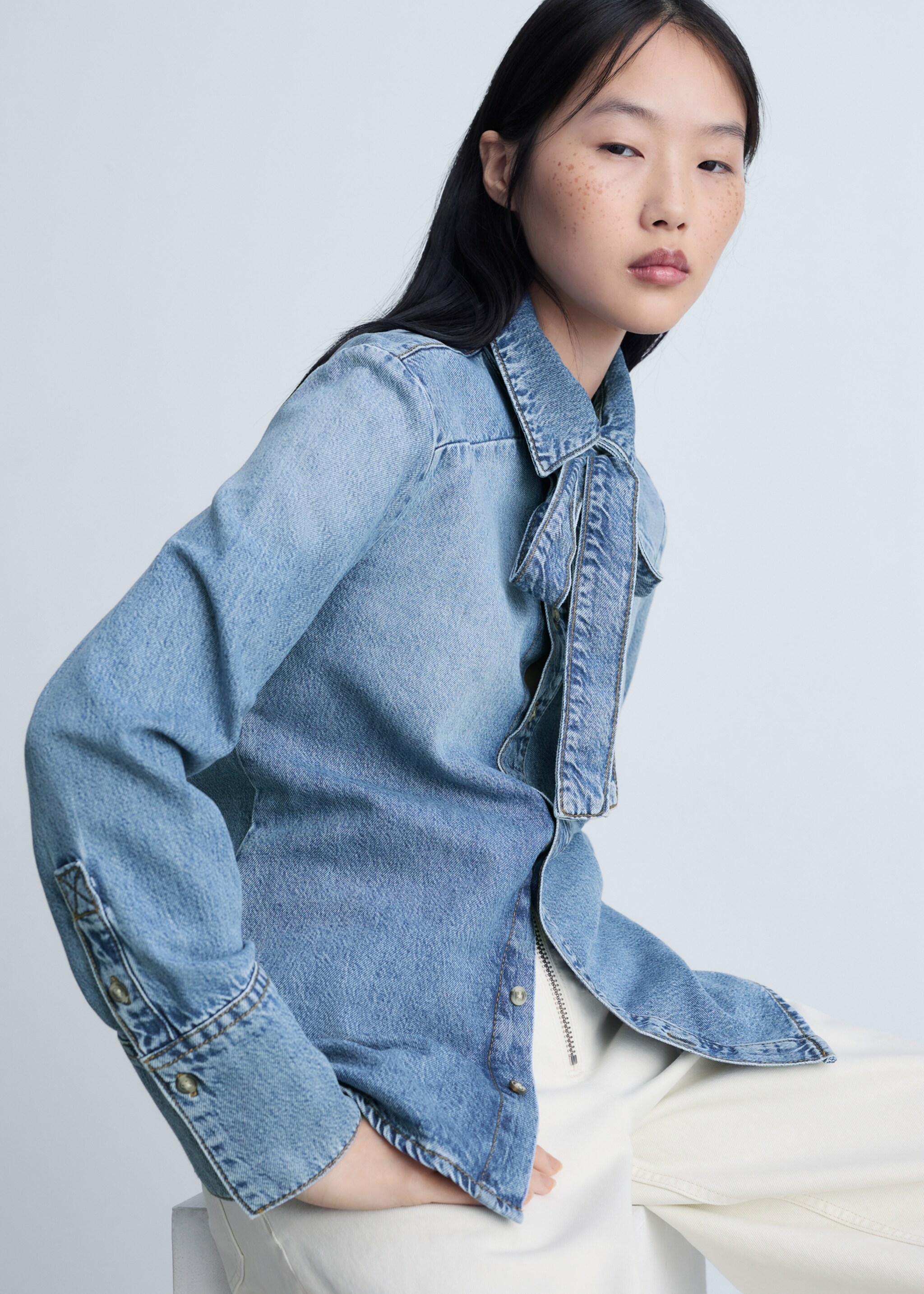 Denim shirt with bow - Details of the article 2, Medium Blue. Ref: 87083275-00.