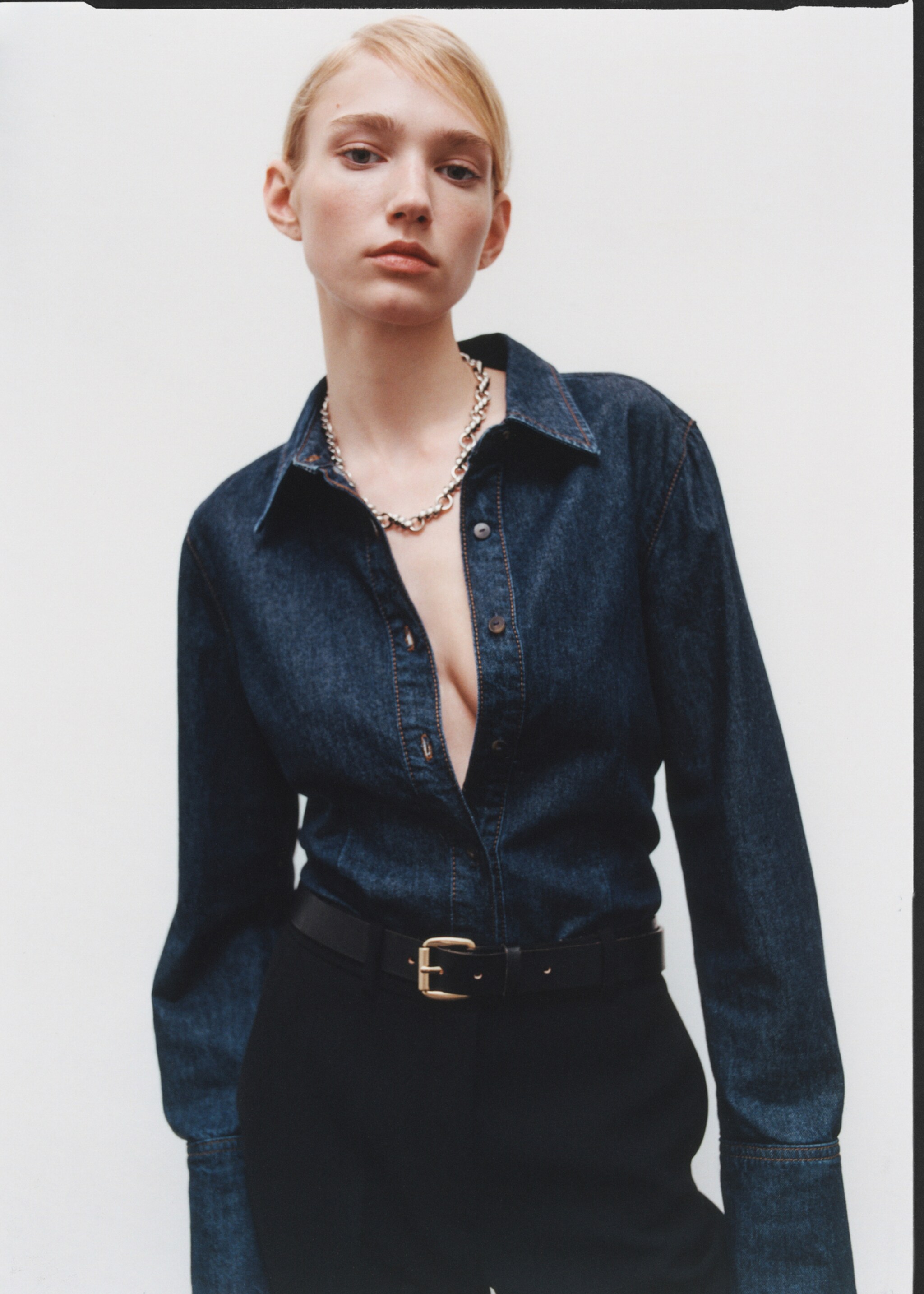 Rinse-wash denim shirt - Details of the article 6, Open Blue. Ref: 87083277-00.