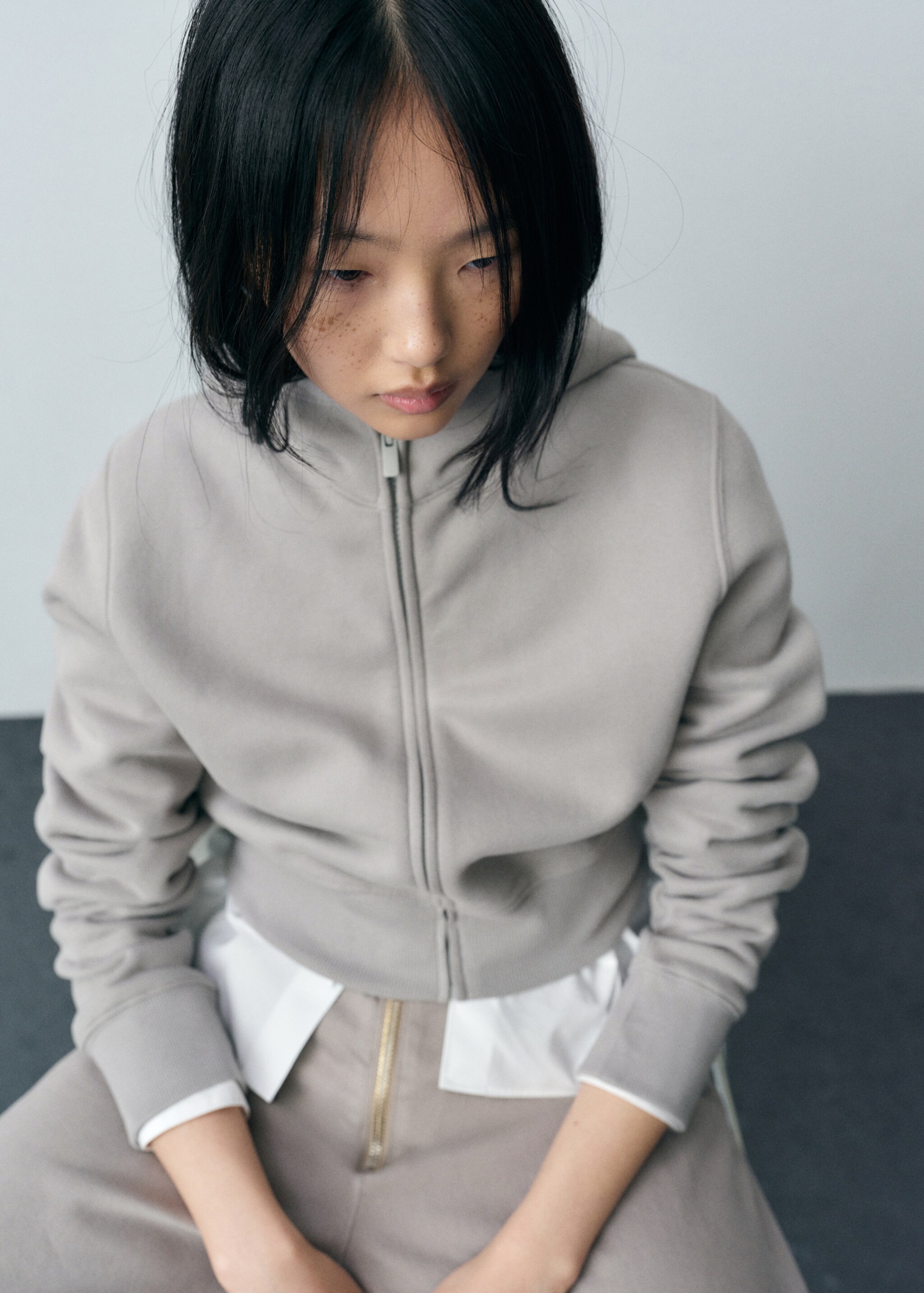 Cropped sweatshirt hoodie - Details of the article 2, Grey. Ref: 87083293-00.