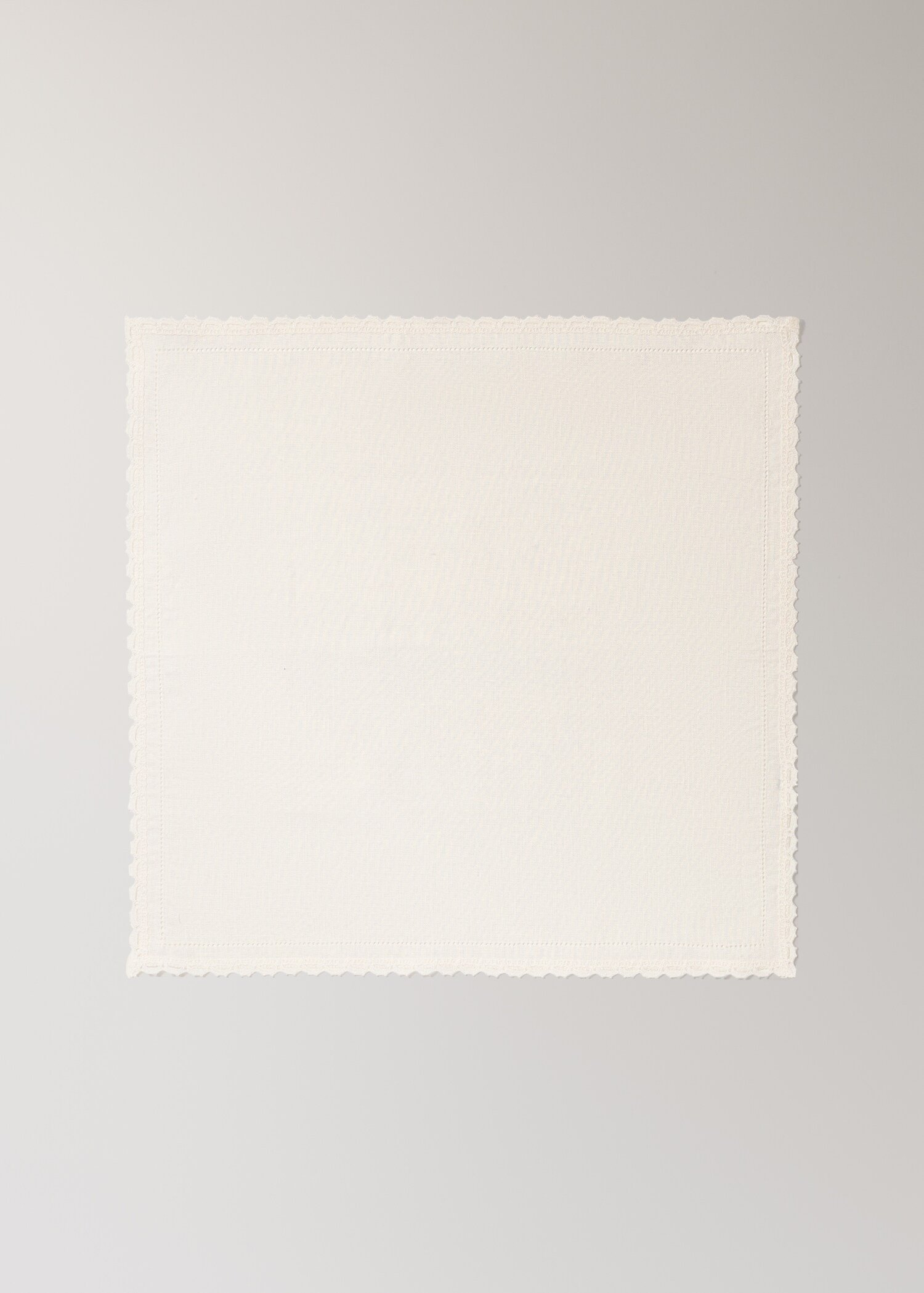 Linen napkins with lace edging - Article without model