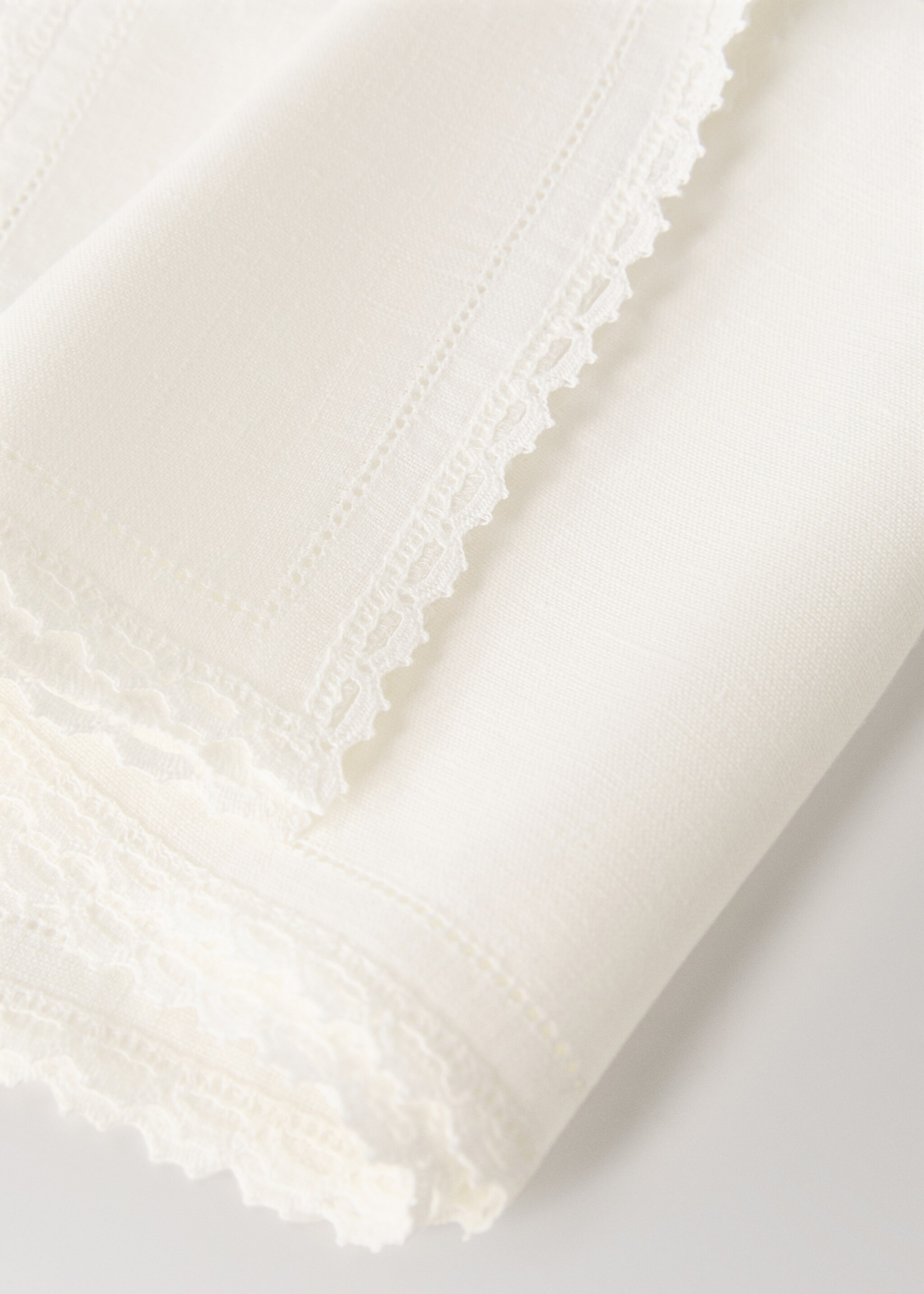 Linen napkins with lace edging - Details of the article 2, Ecru. Ref: 87083307-00.