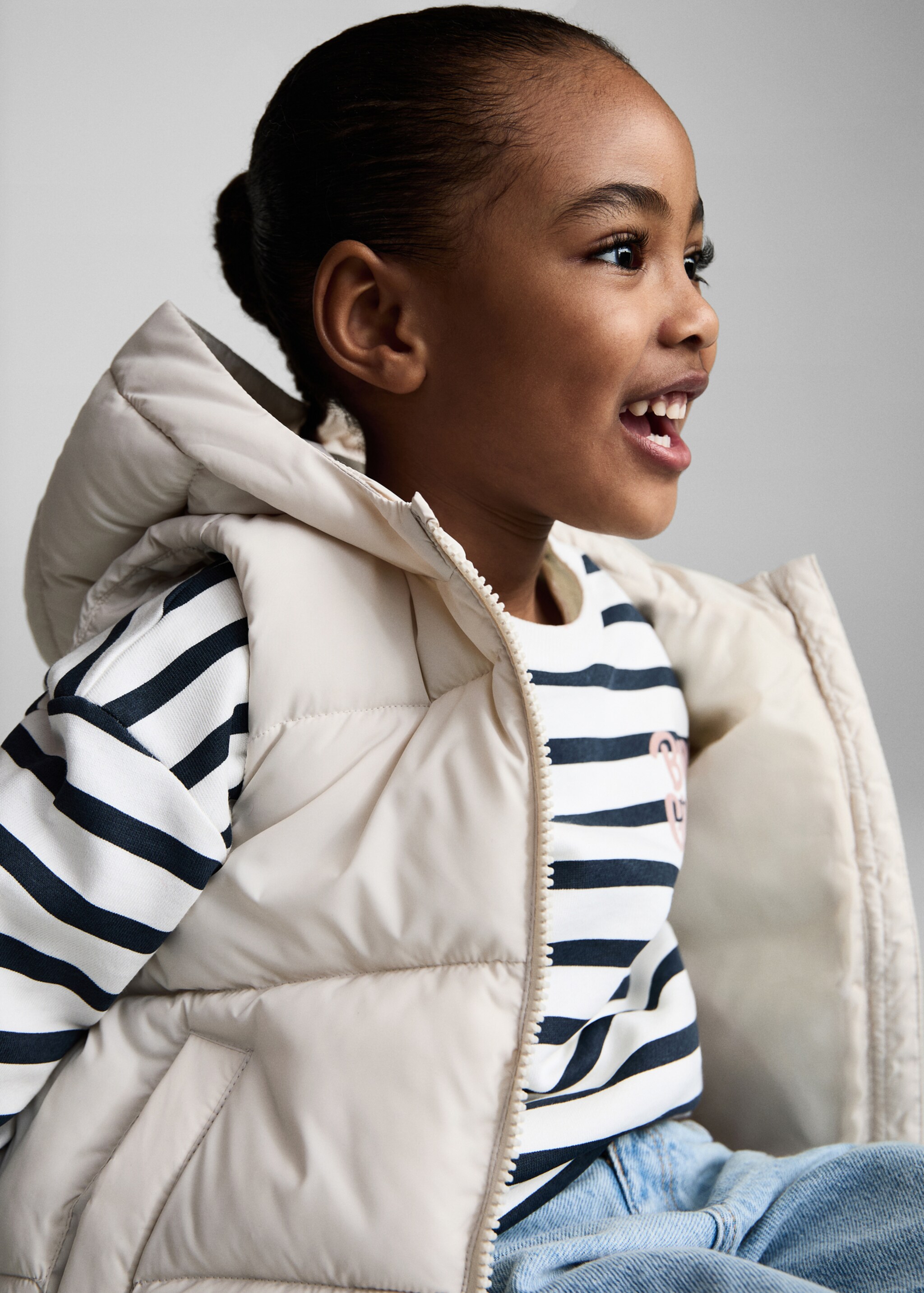 Quilted gilet with hood - Details of the article 1, Ice Grey. Ref: 87083633-00.