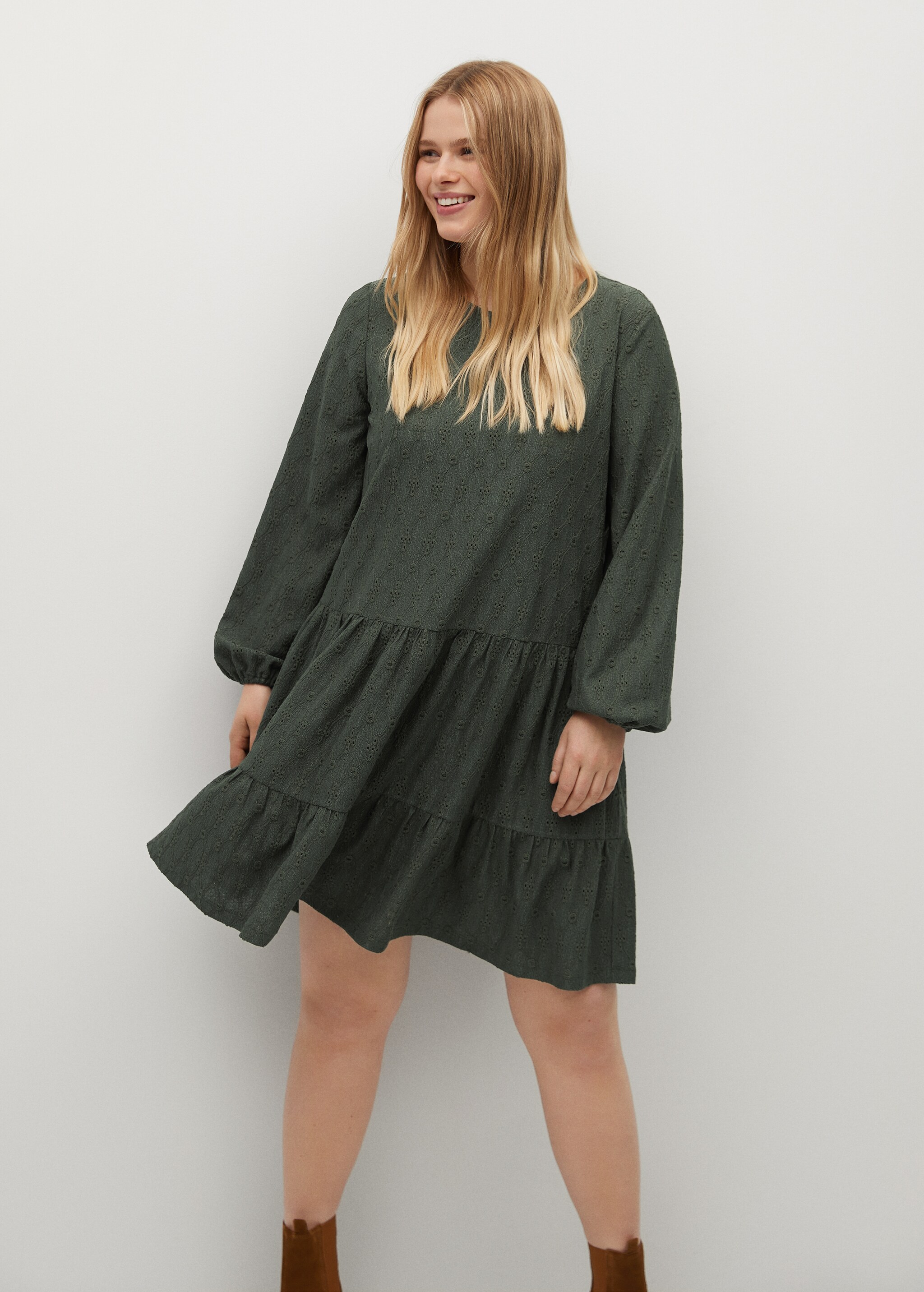 Vestido corto acampanado - Plano medio