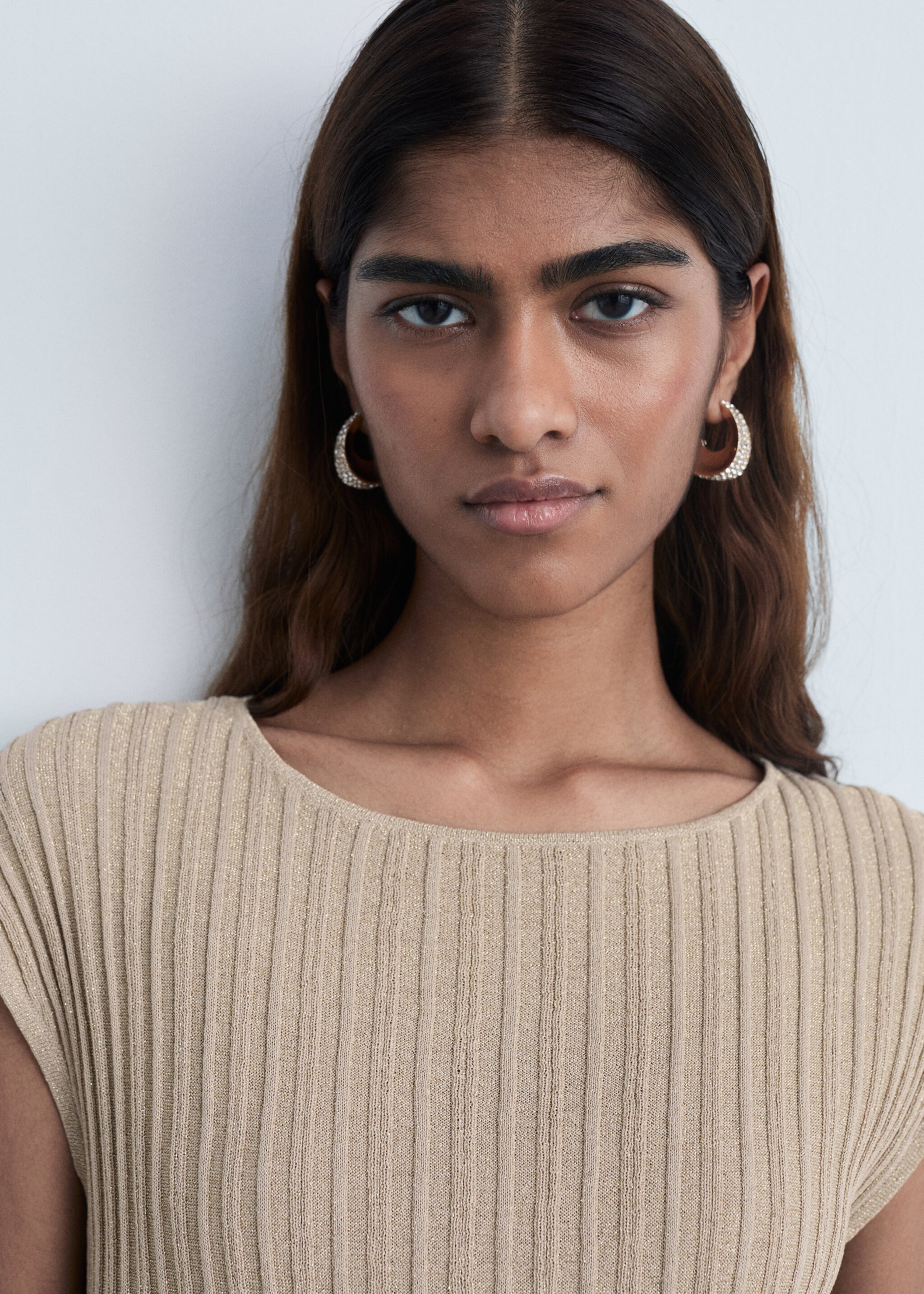 Knitted dress with shiny finish - Details of the article 1, Gold. Ref: 87084063-00.