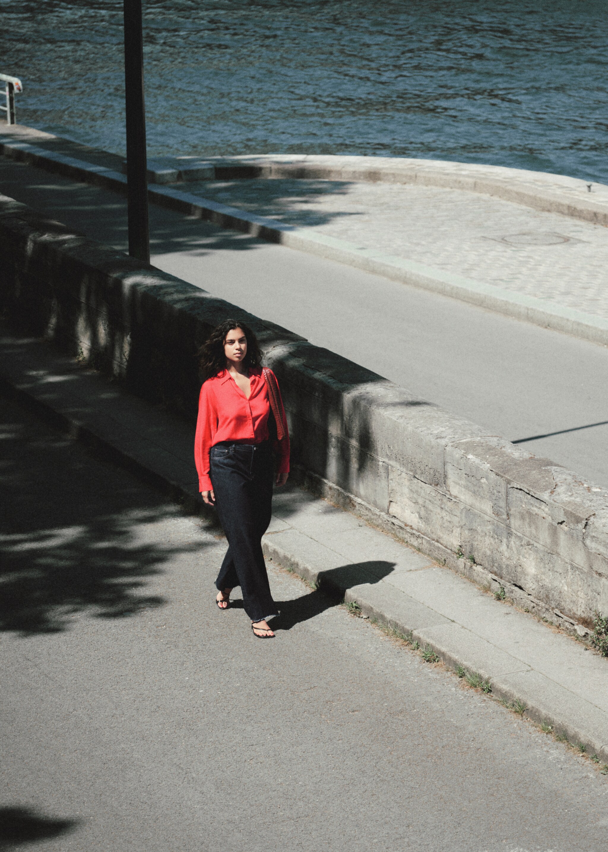 Lyocell fluid shirt - Details of the article 6, Red. Ref: 87084067-00.