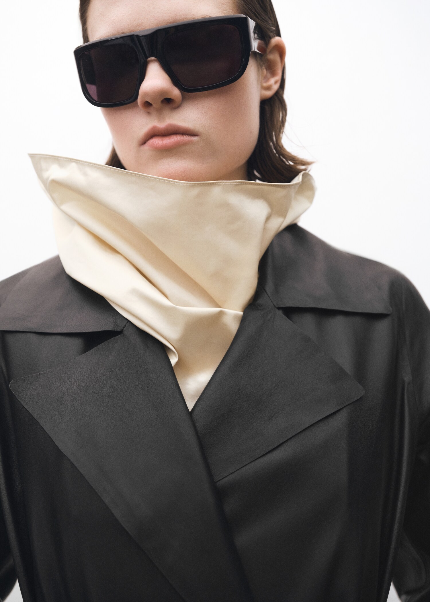 Leather trench coat with belt - Details of the article 1