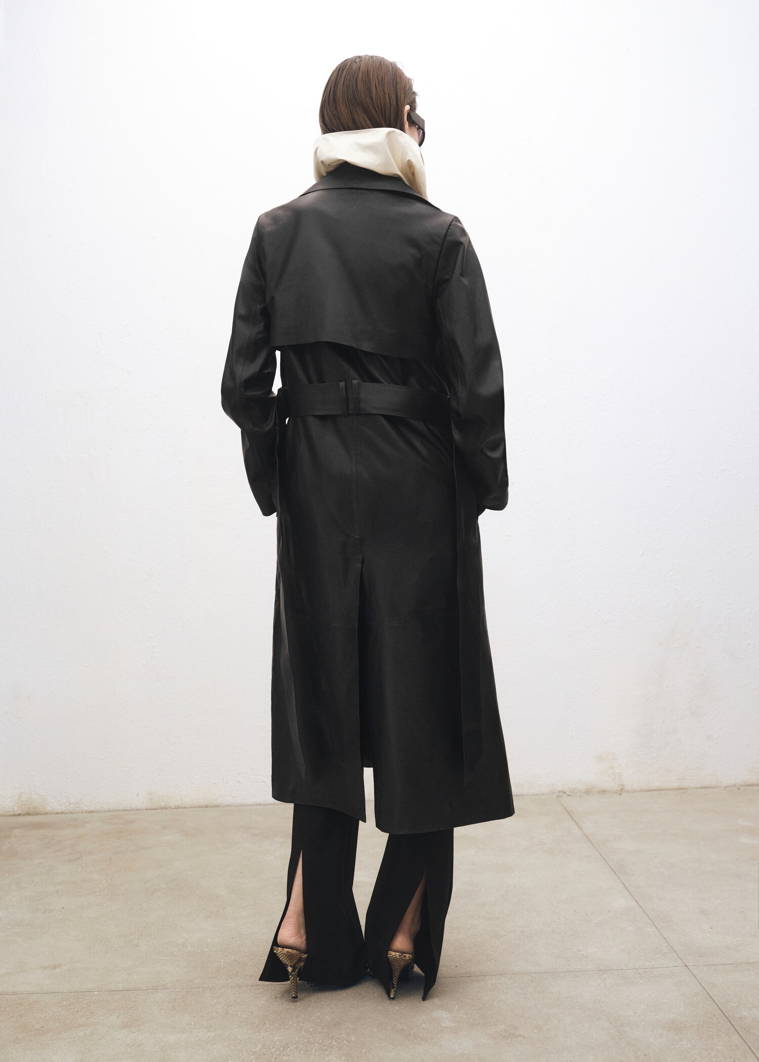 Leather trench coat with belt - Reverse of the article