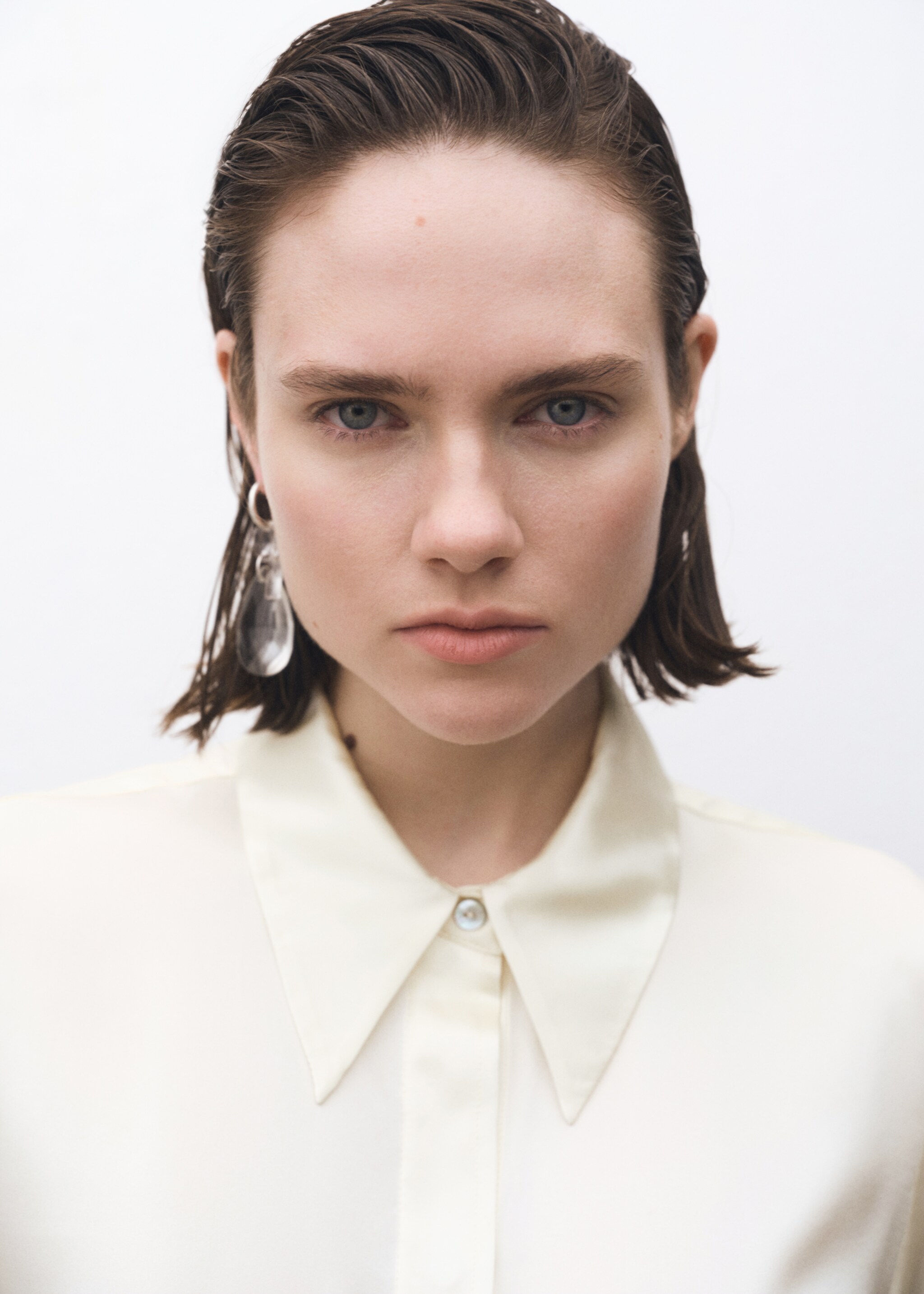 Satiniertes Seidenhemd - Detail des Artikels 1, Cremeweiß. Ref: 87084076-00.