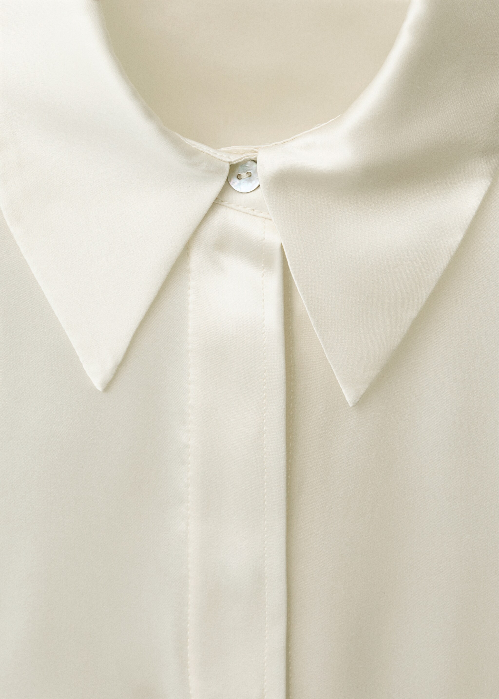 Satiniertes Seidenhemd - Detail des Artikels 8, Cremeweiß. Ref: 87084076-00.