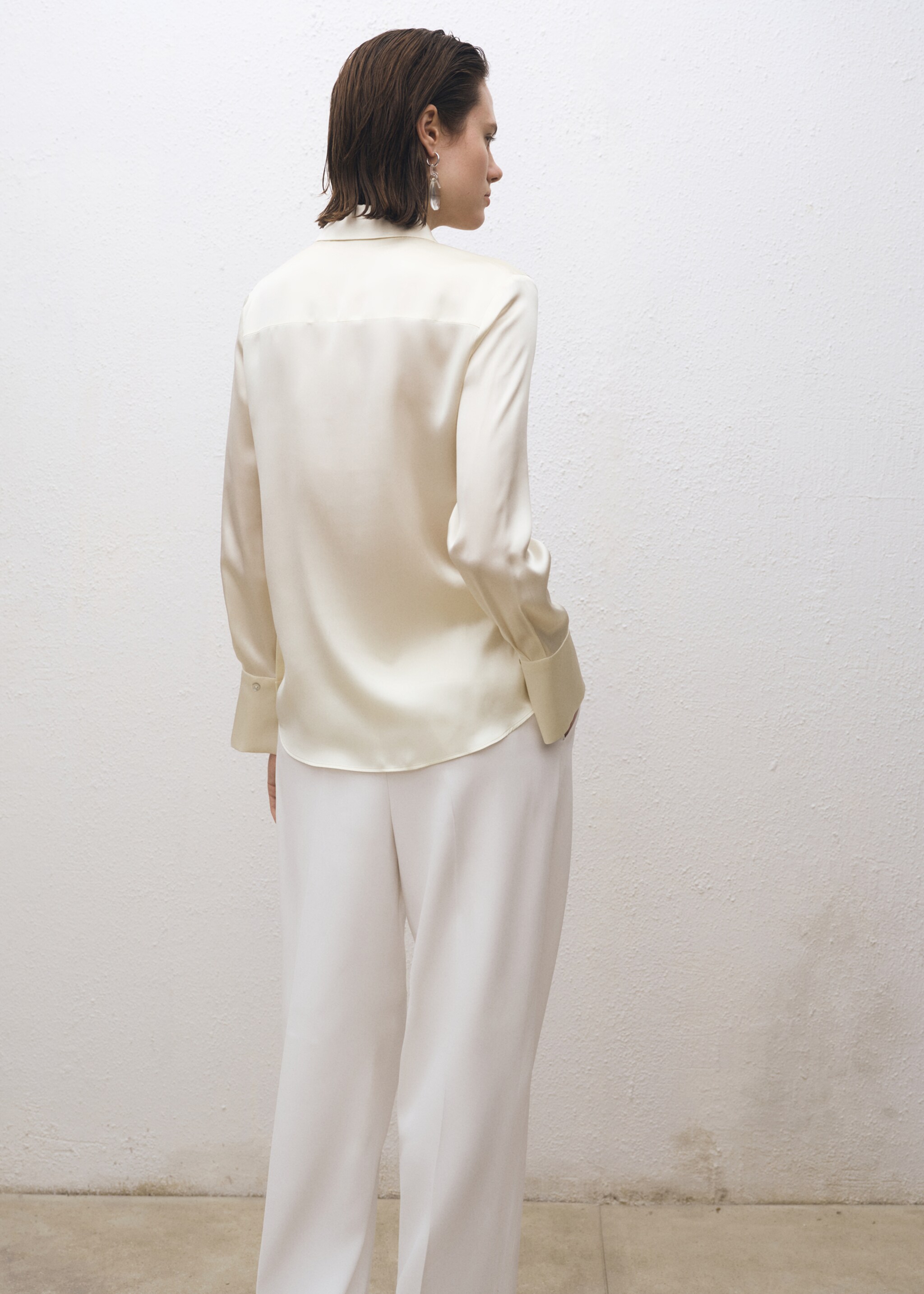 Satiniertes Seidenhemd - Rückseite des Artikels, Cremeweiß. Ref: 87084076-00.