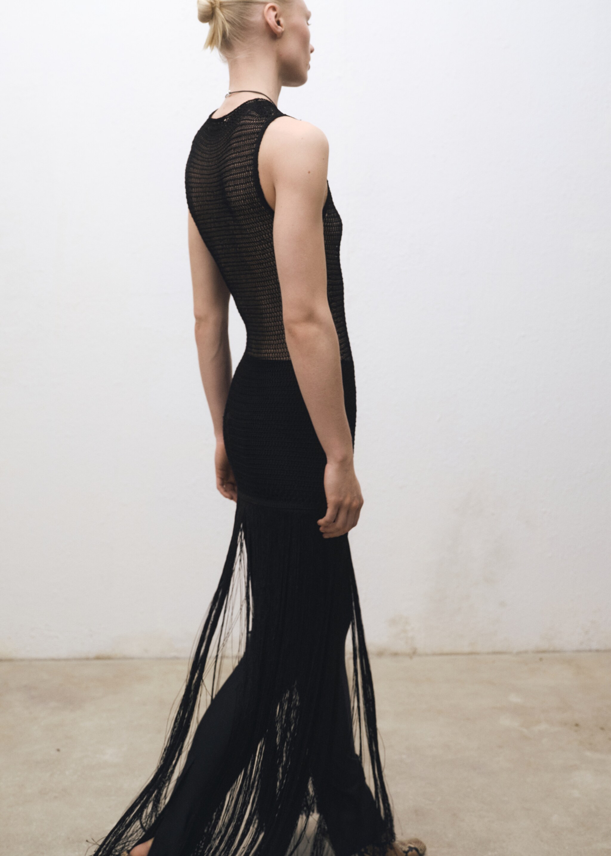Openwork knit dress with fringes - Reverse of the article, Black. Ref: 87084081-00.