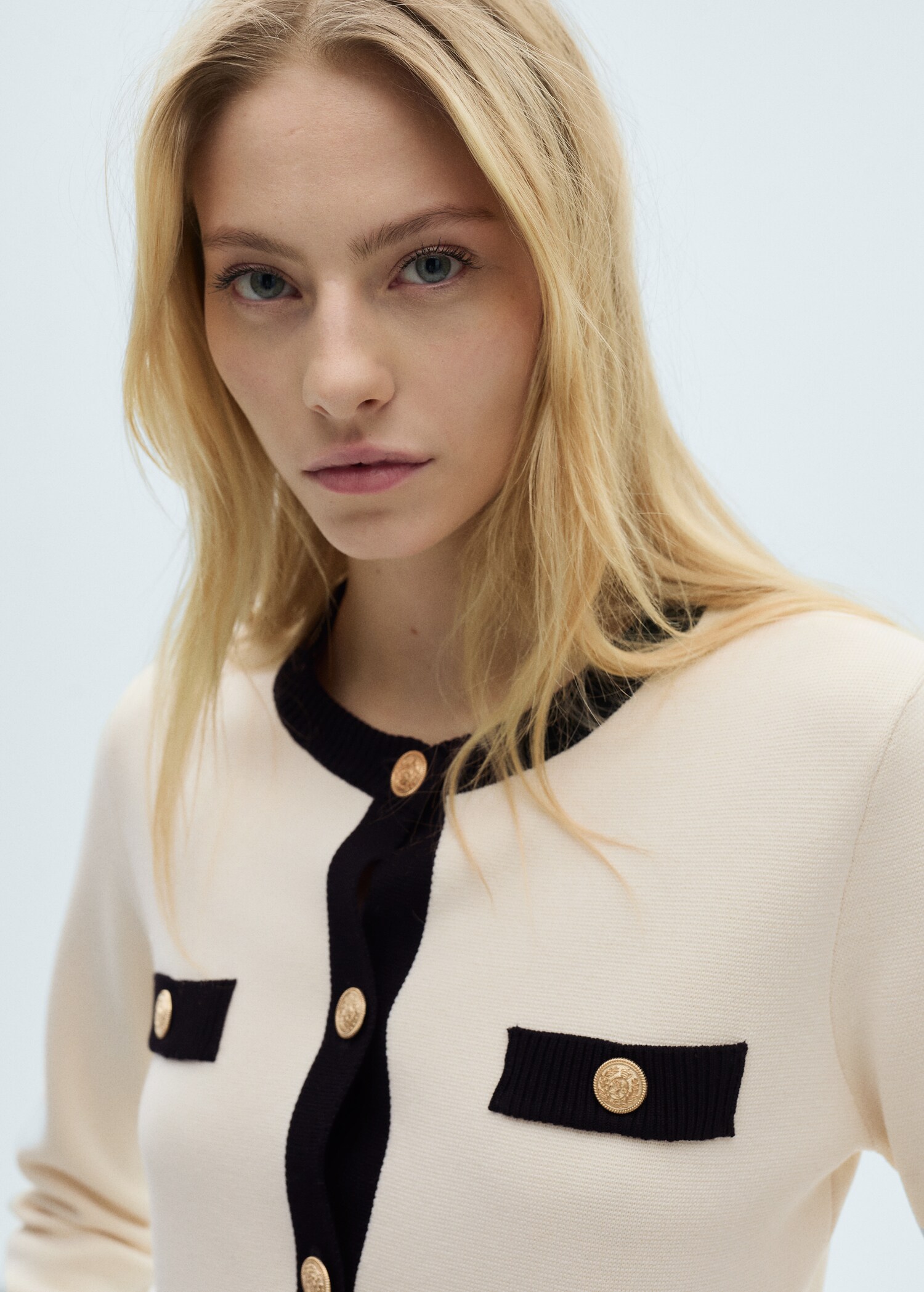 Strickjacke mit Schmuckknöpfen - Detail des Artikels 1