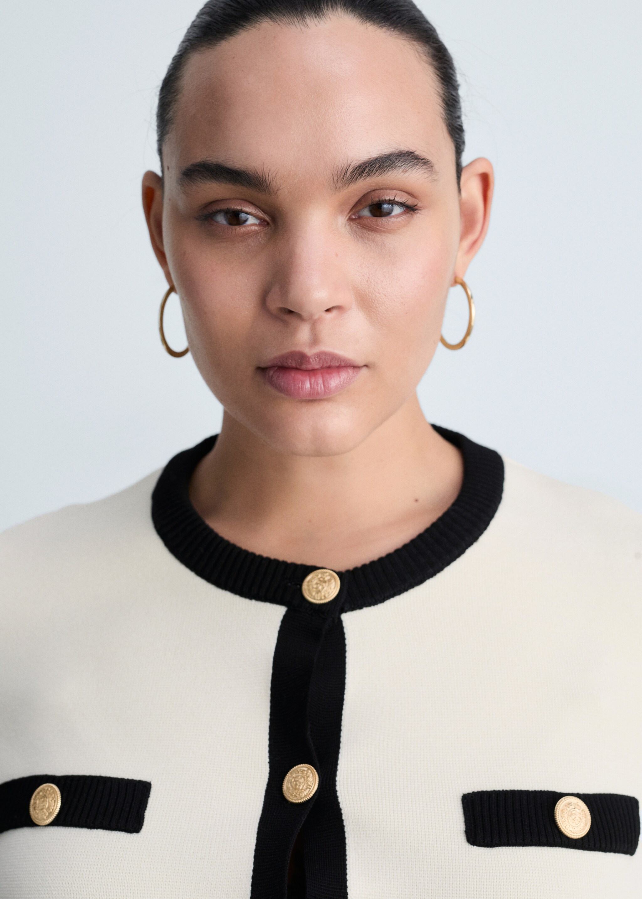 Strickjacke mit Schmuckknöpfen - Detail des Artikels 4, Ecru. Ref: 87084089-00.