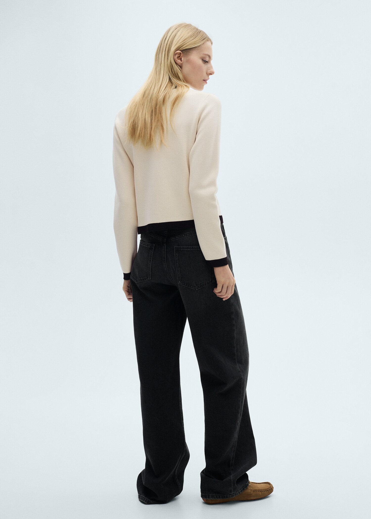 Strickjacke mit Schmuckknöpfen - Rückseite des Artikels