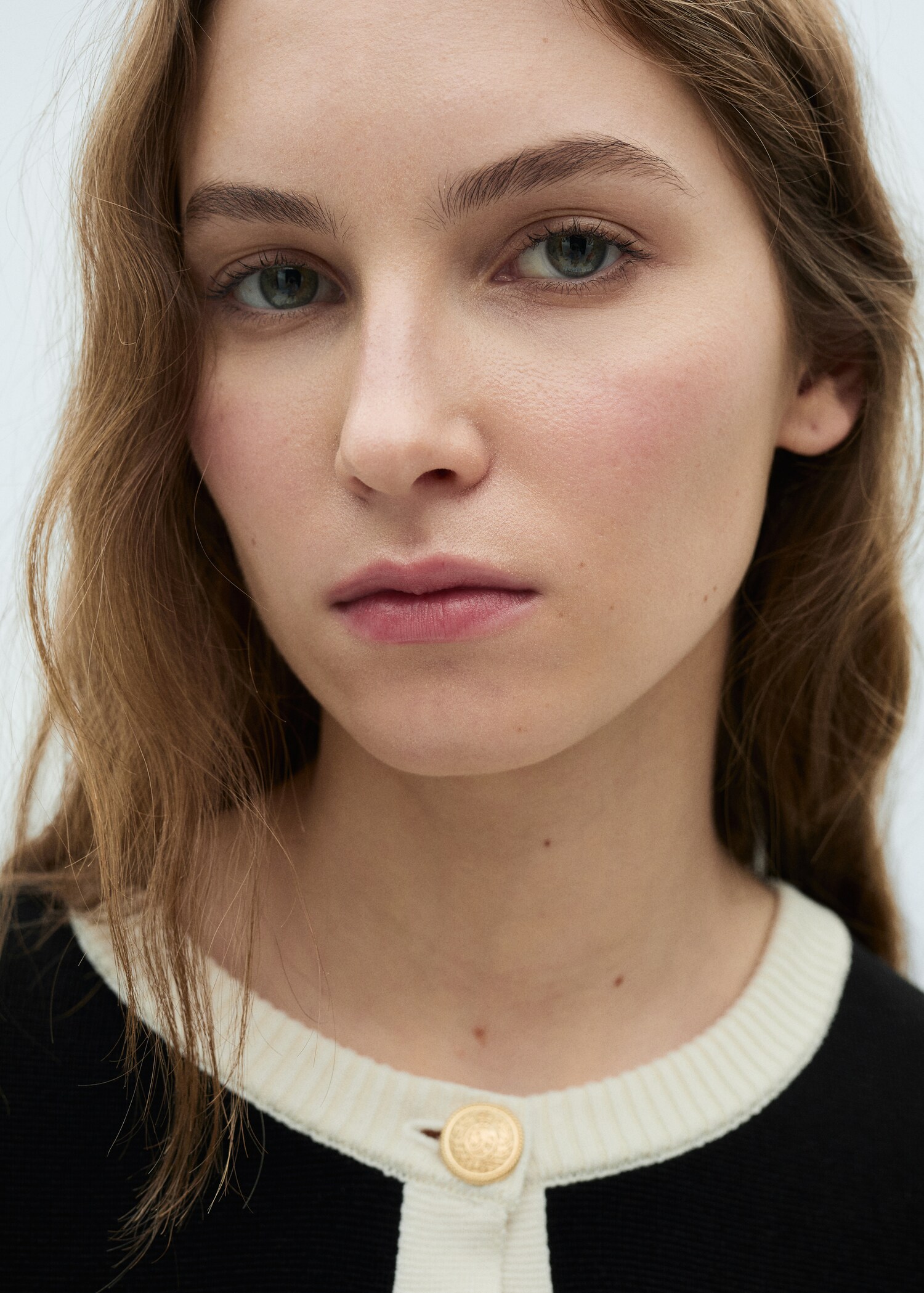 Strickjacke mit Schmuckknöpfen - Detail des Artikels 1