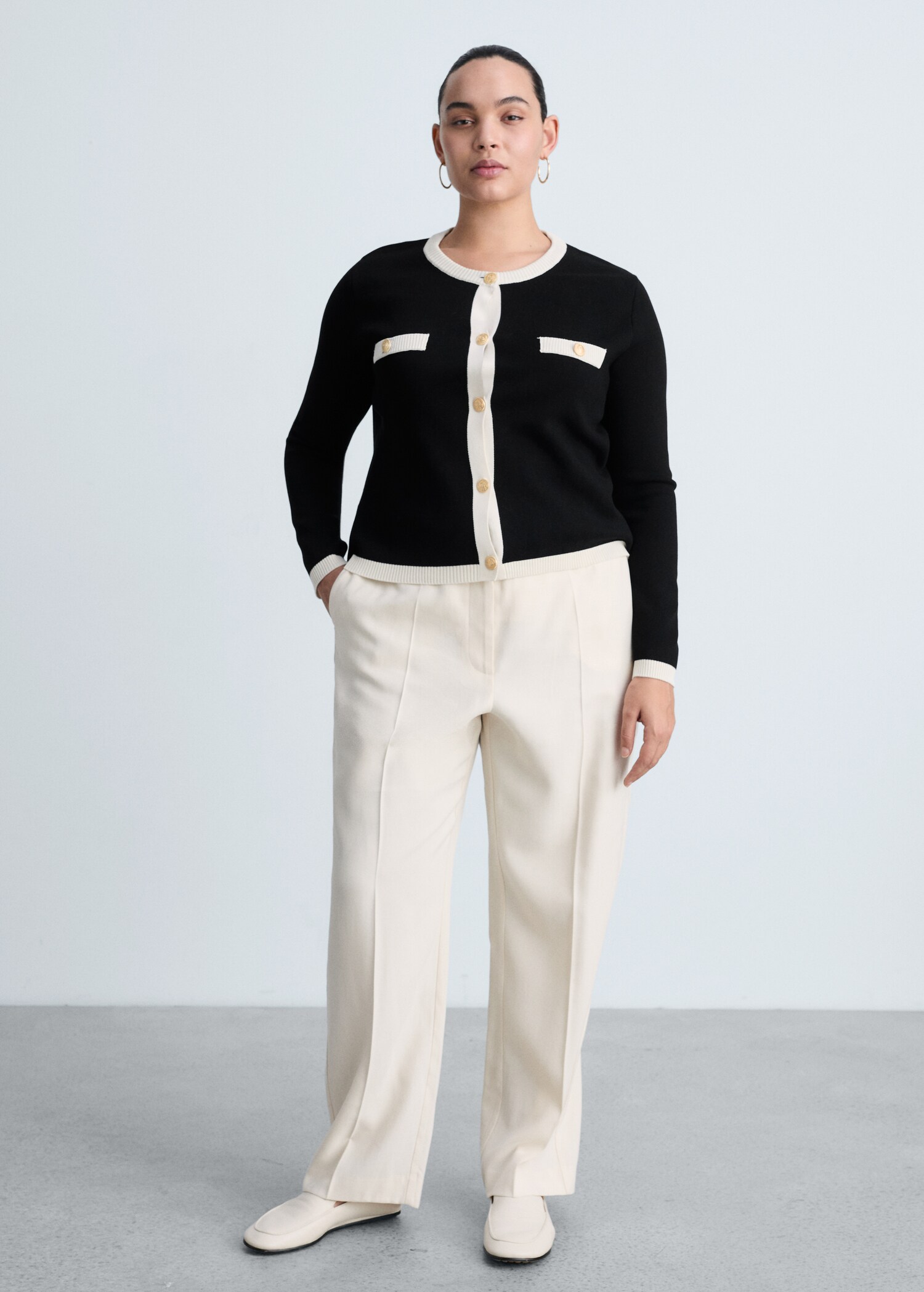 Strickjacke mit Schmuckknöpfen - Detail des Artikels 3