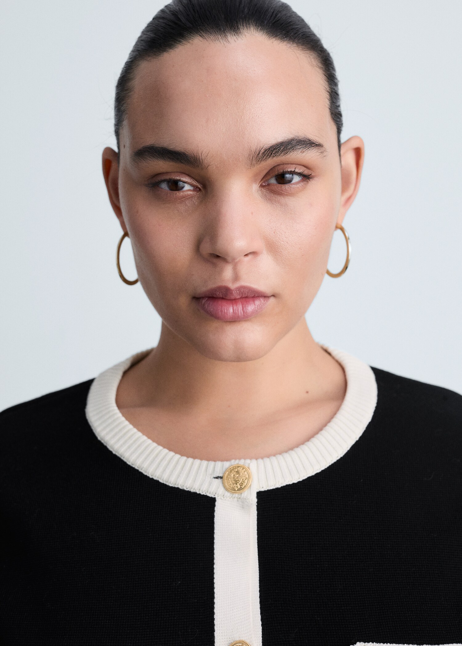 Strickjacke mit Schmuckknöpfen - Detail des Artikels 4