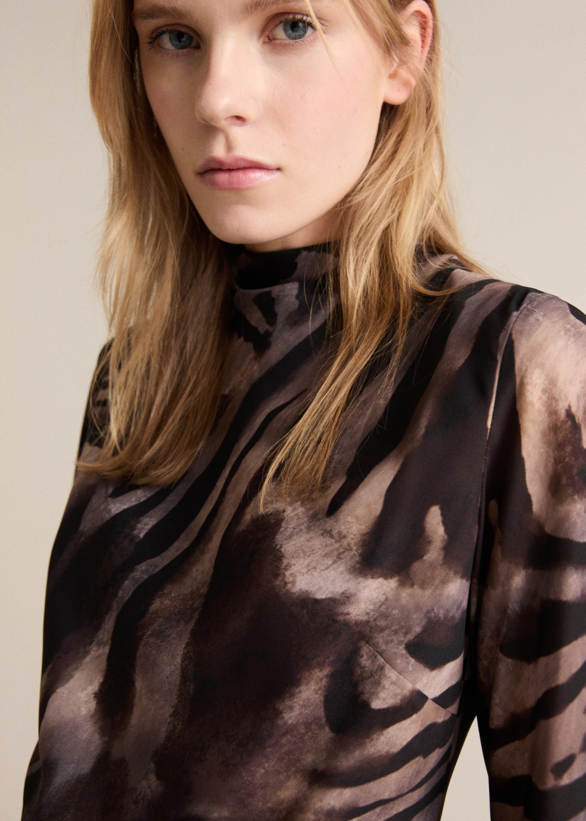 Zebra back bow satin dress - Details of the article 1, Brown. Ref: 87084092-00.