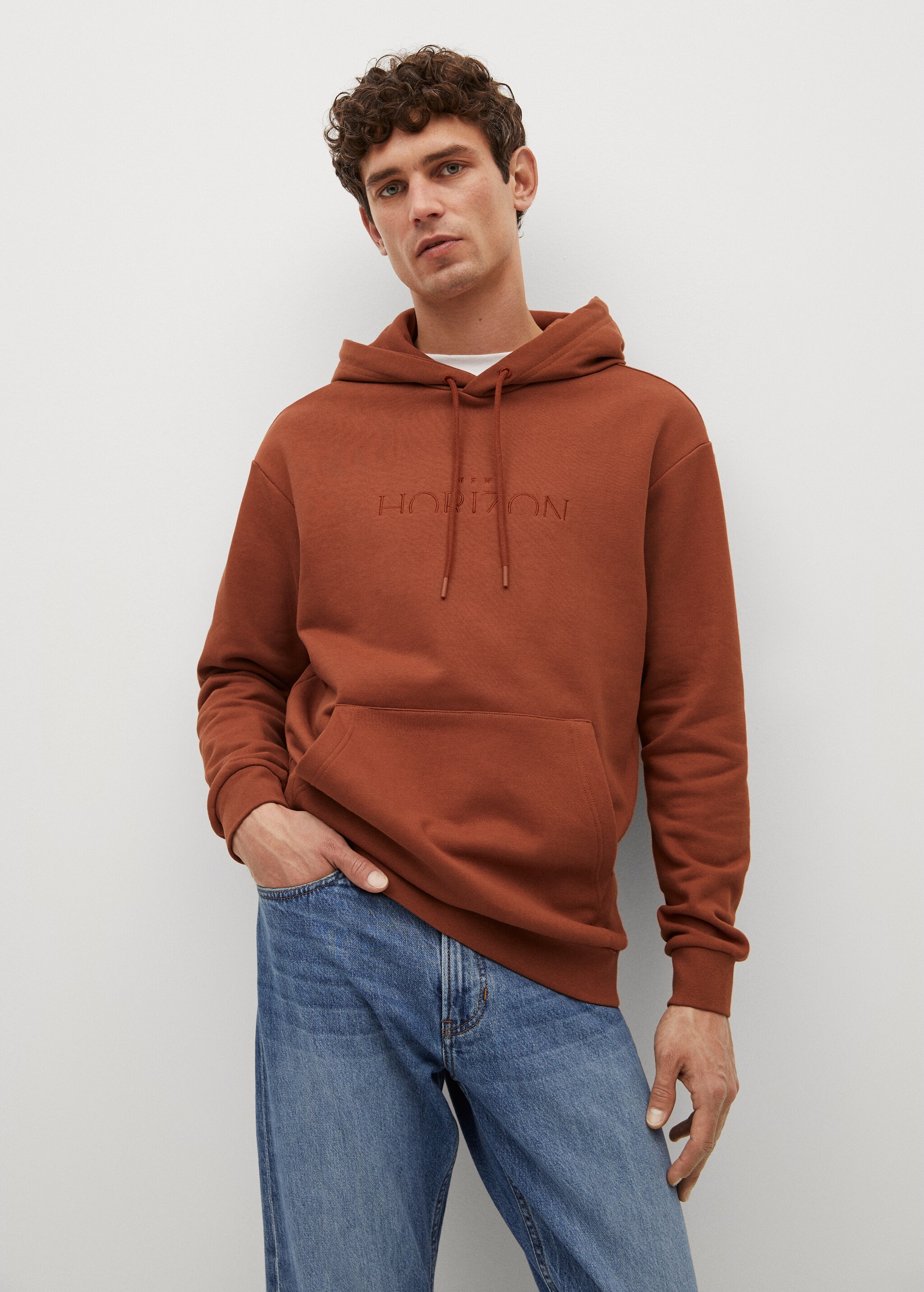 Sudadera capucha mensaje - Plano medio
