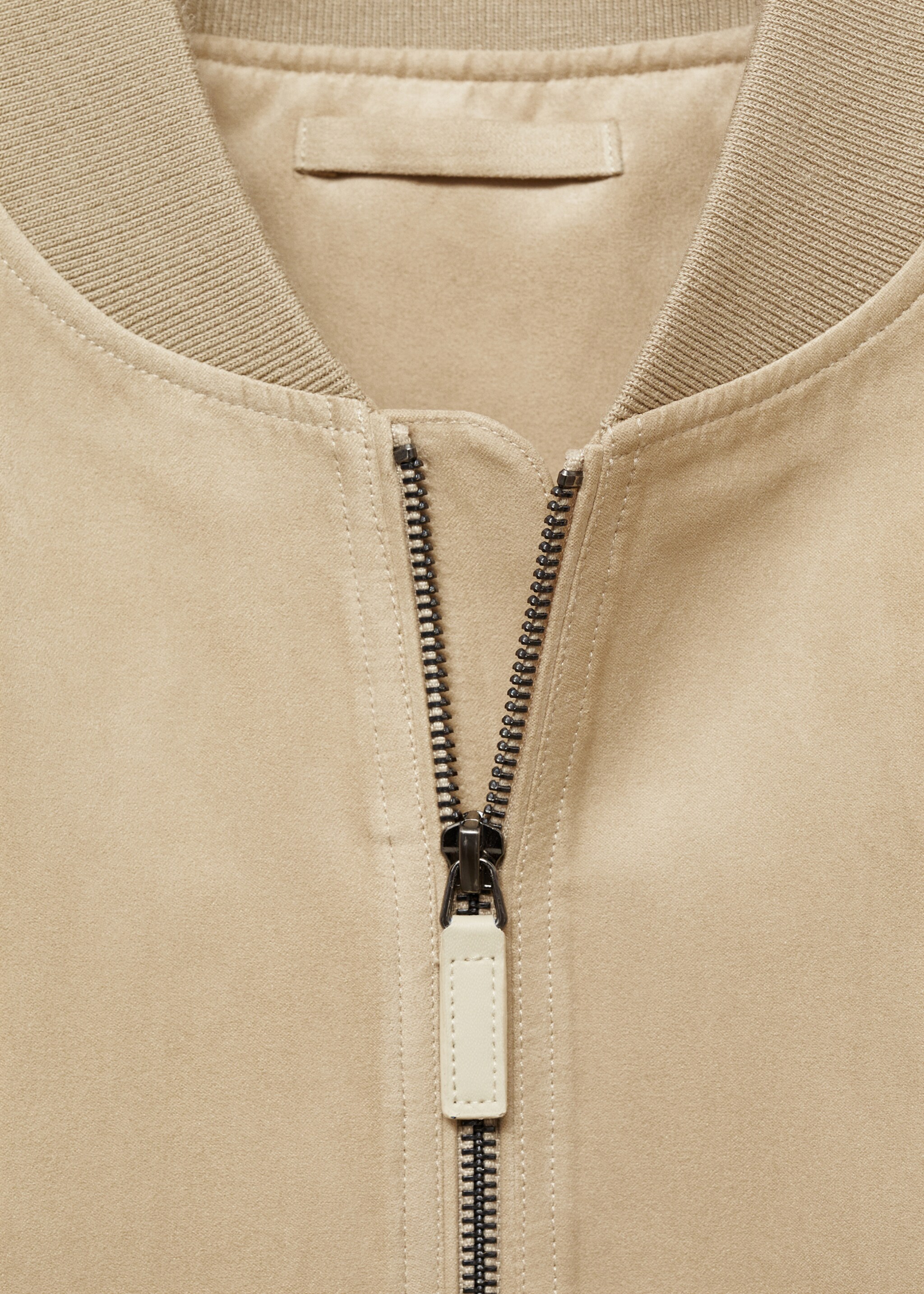 Bomberjacke mit Wildleder-Effekt - Detail des Artikels 8, Ecru. Ref: 87084386-00.