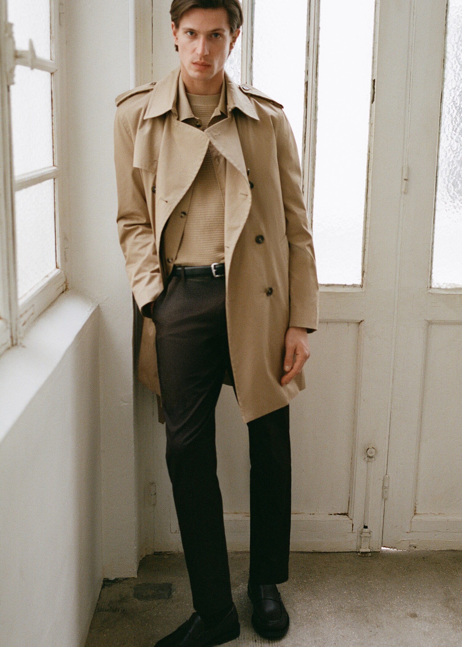 Wasserabweisender Trenchcoat mit Gürtel - Detail des Artikels 3