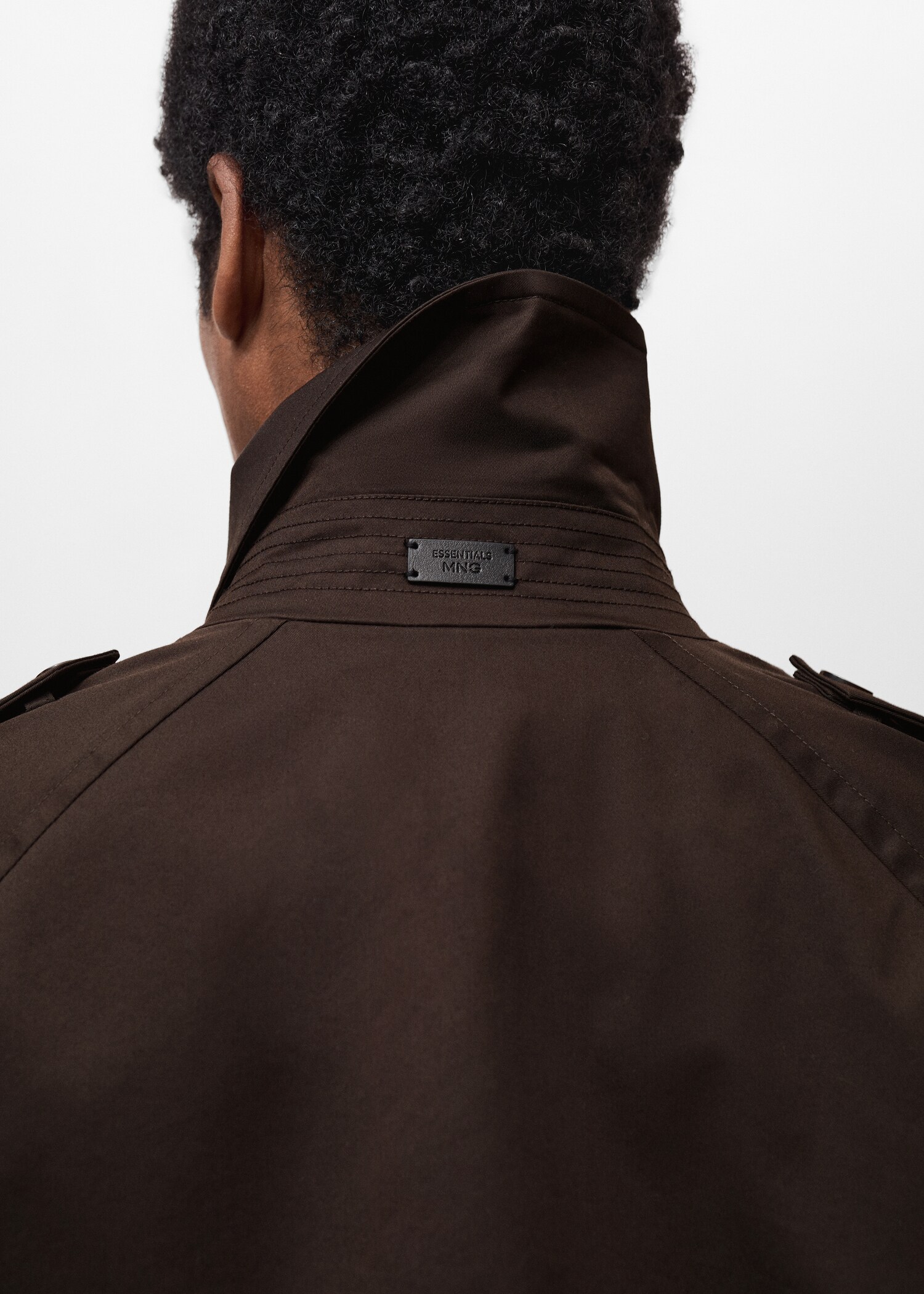 Wasserabweisender Trenchcoat mit Gürtel - Detail des Artikels 6