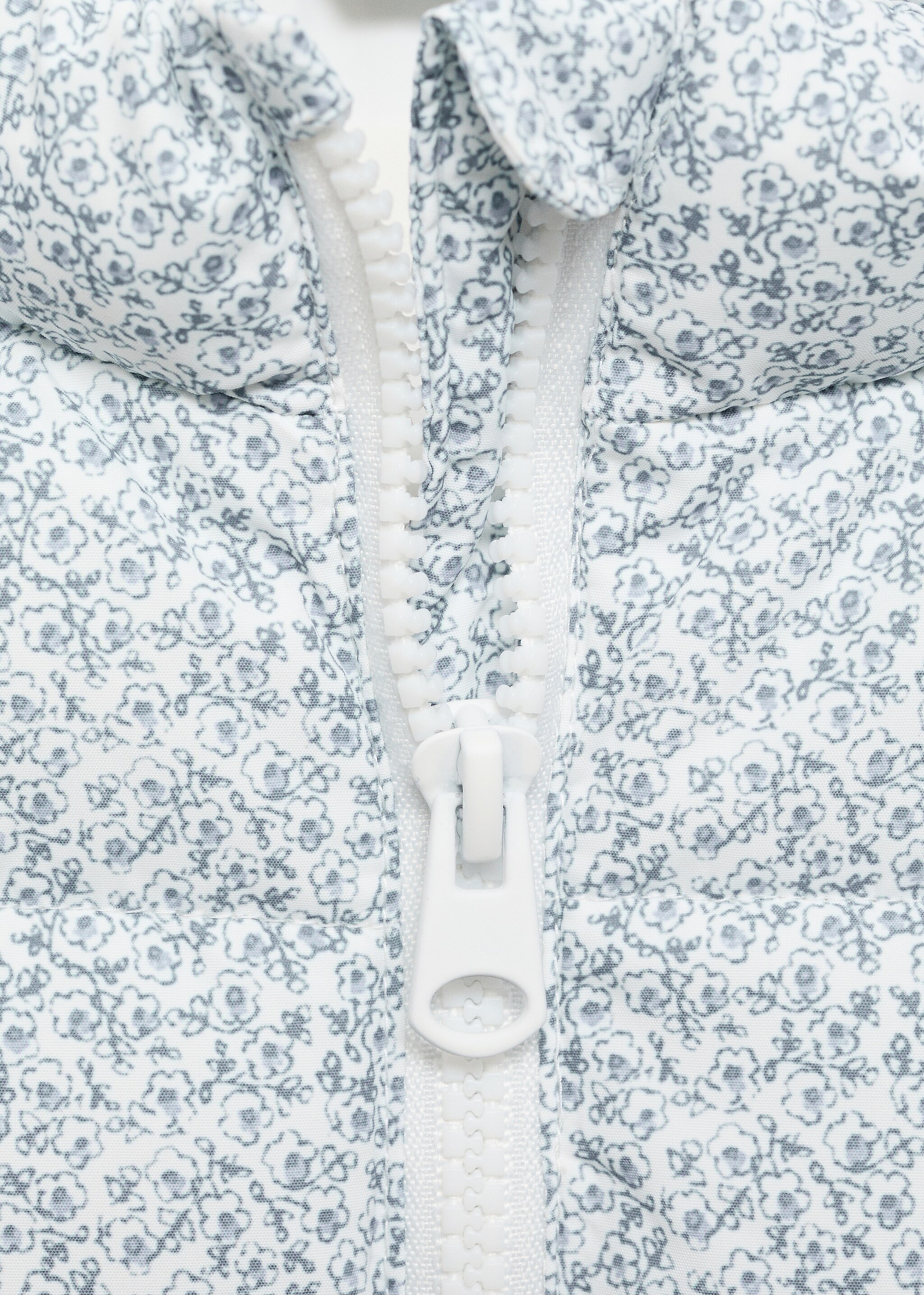 Chaleco acolchado estampado - Detalle del artículo 8, Blanco. Ref: 87084391-00.