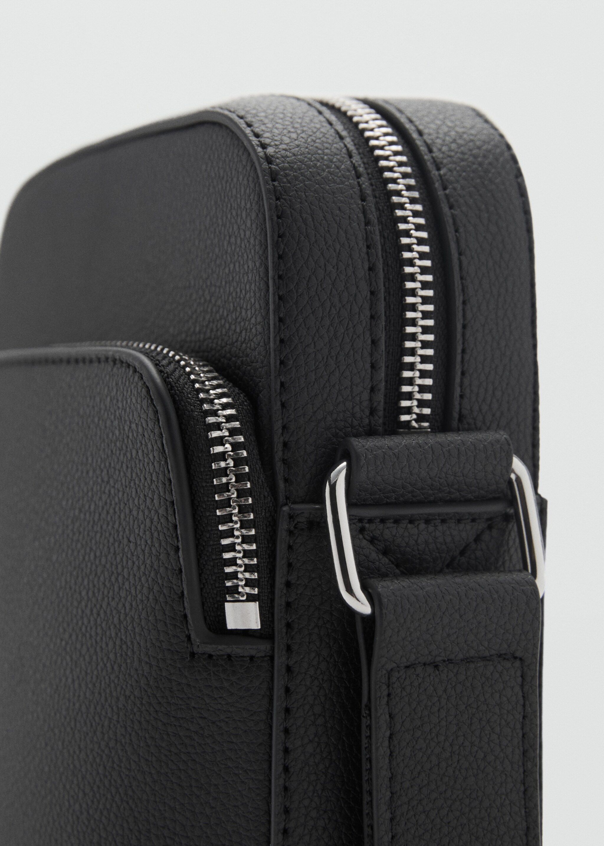Patent faux-leather shoulder bag - Details of the article 1, Black. Ref: 87084397-00.