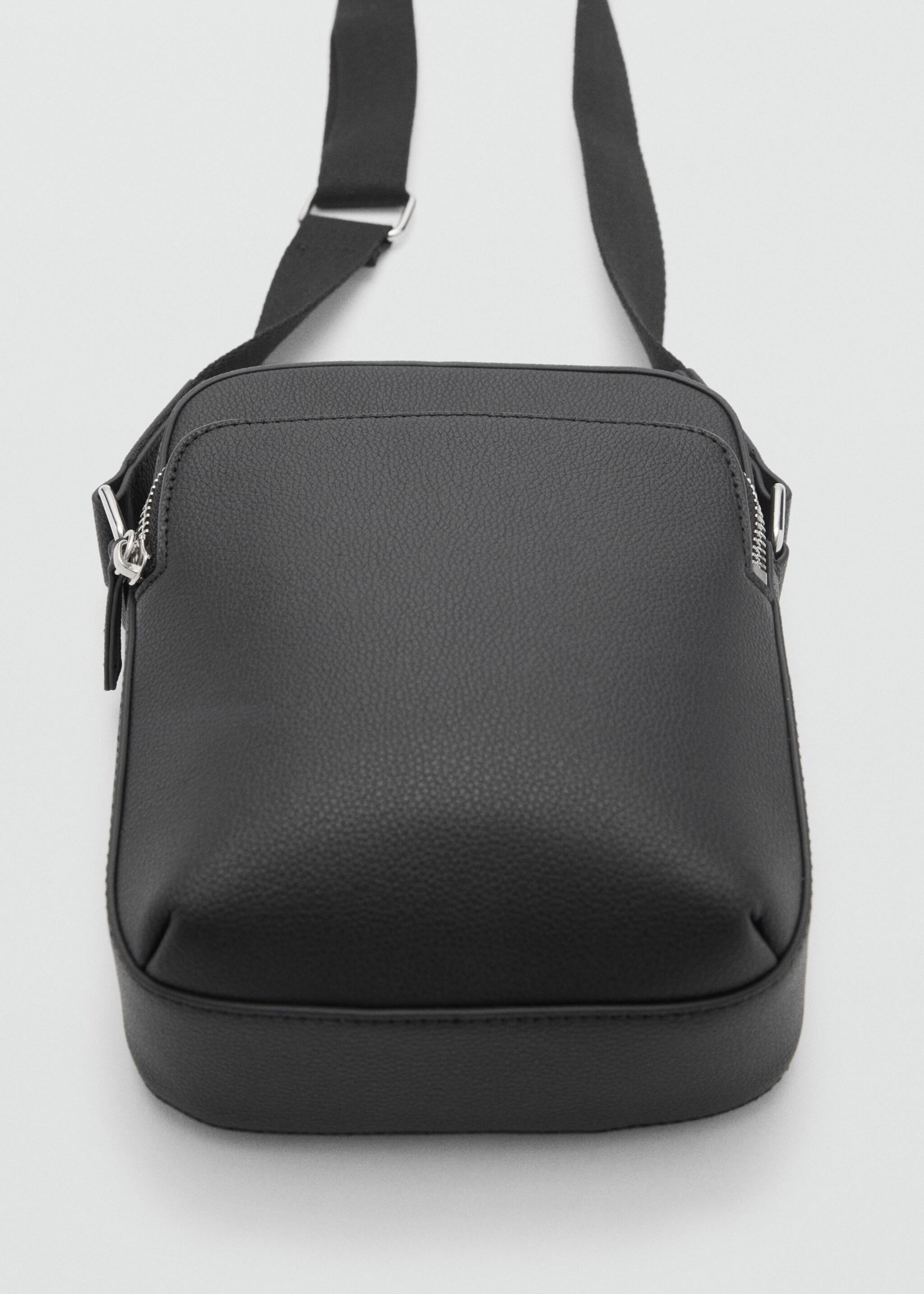 Patent faux-leather shoulder bag - Details of the article 3, Black. Ref: 87084397-00.