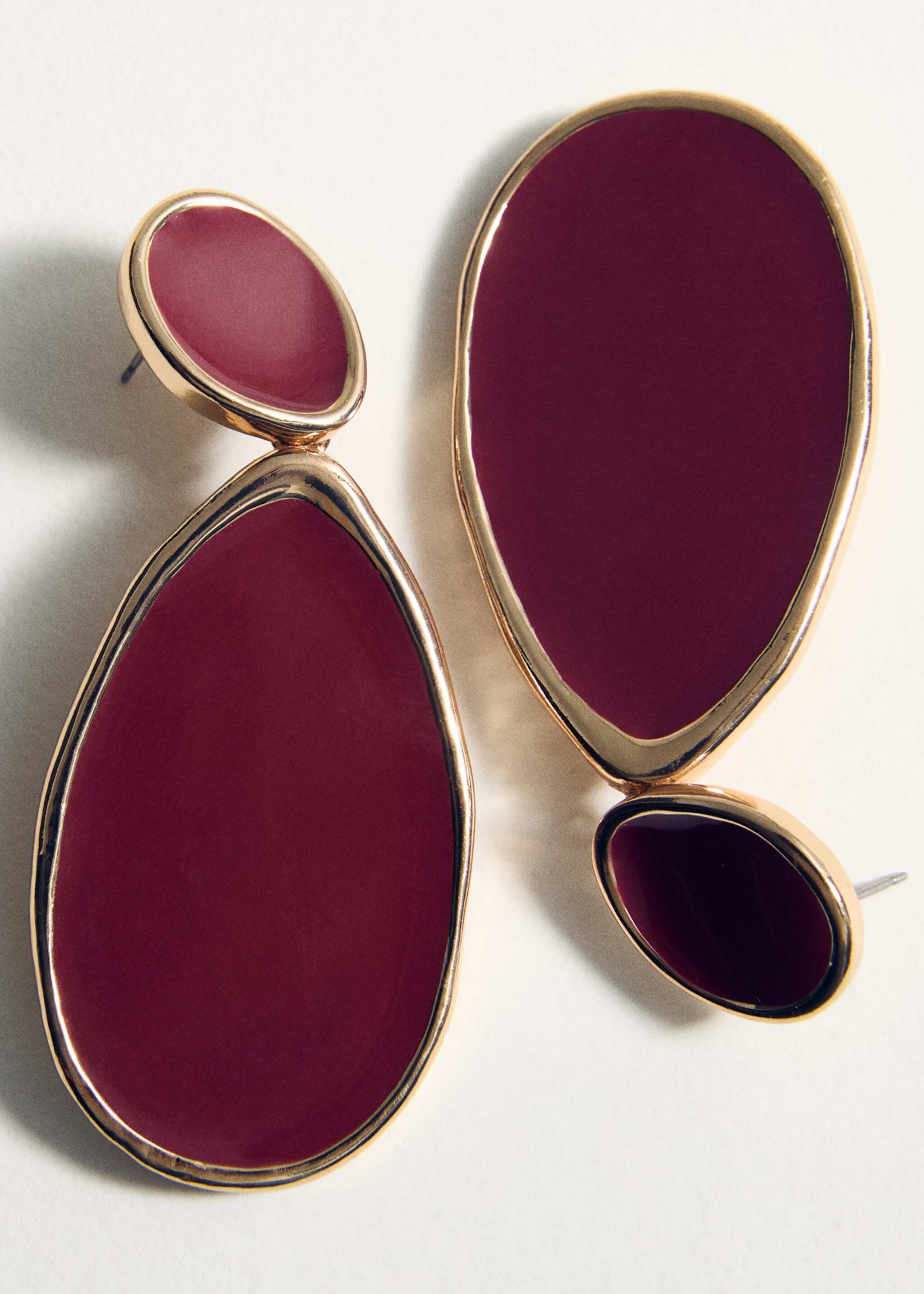 Brincos compridos de contas - Pormenor do artigo 5, Grená. Ref: 87084411-00.