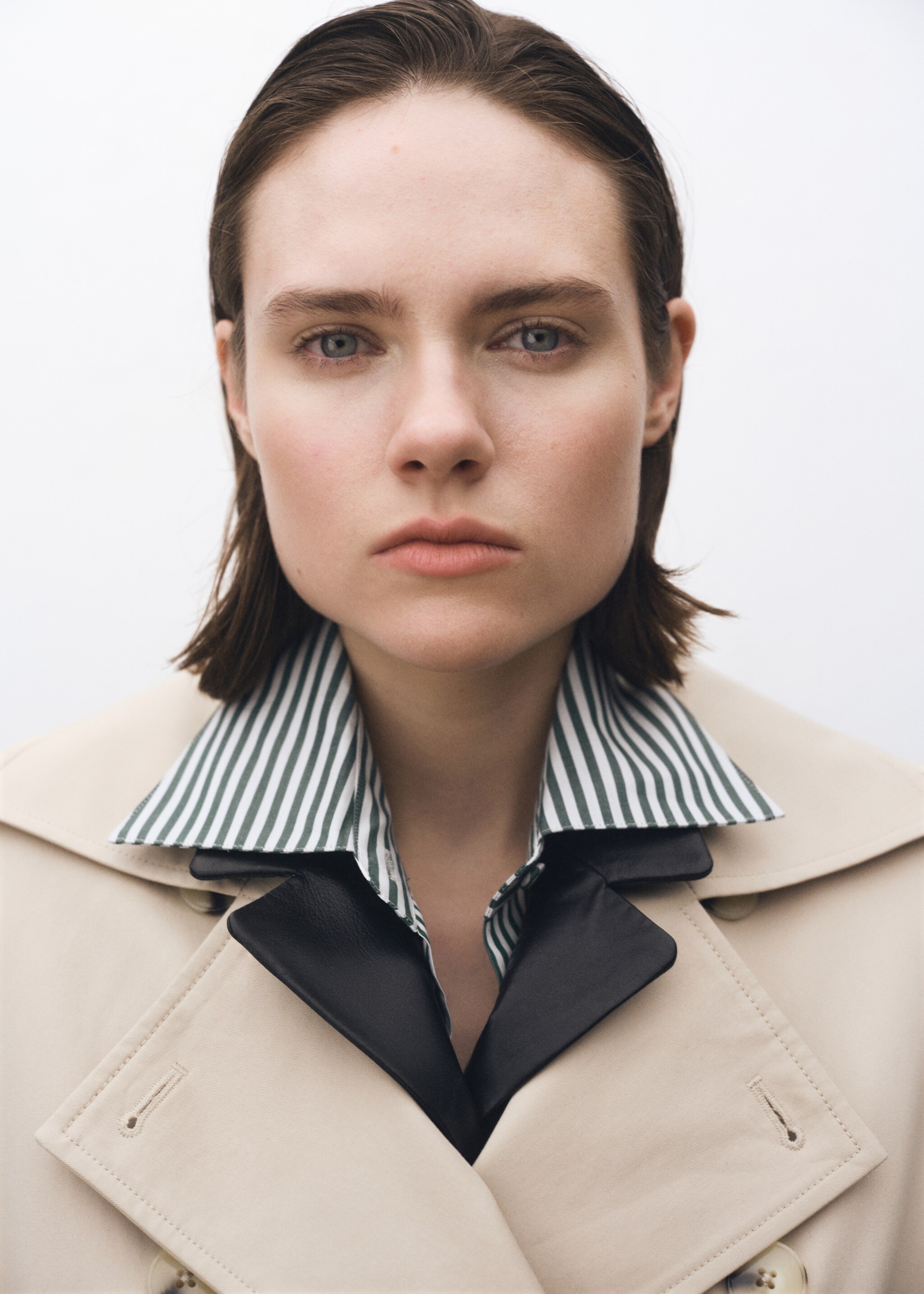 Bavlněný trenčkot s překříženým zapínáním na knoflíky - Detail zboží 1, Béžová. Ref: 87084415-00.