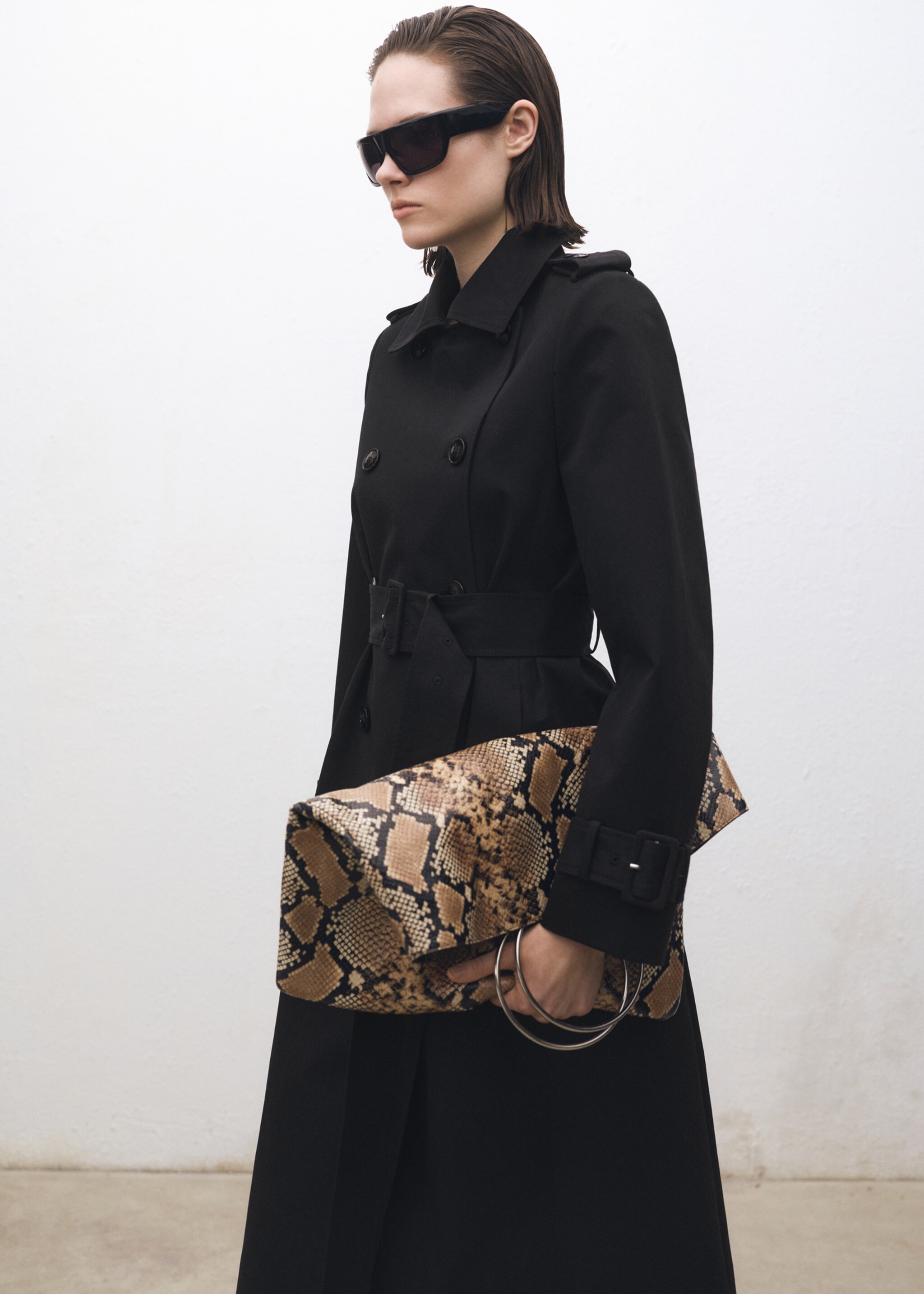 Bavlněný trenčkot s překříženým zapínáním na knoflíky - Náhled ve středové rovině, Černá. Ref: 87084415-00.