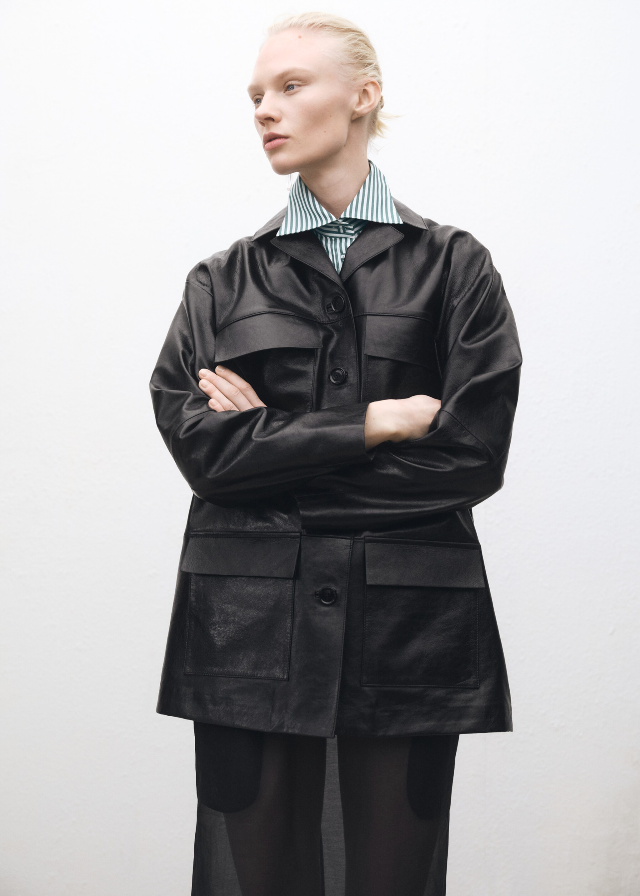 Oversized leren jasje met zakken - Detail van het artikel 1, Zwart. Ref: 87084418-00.