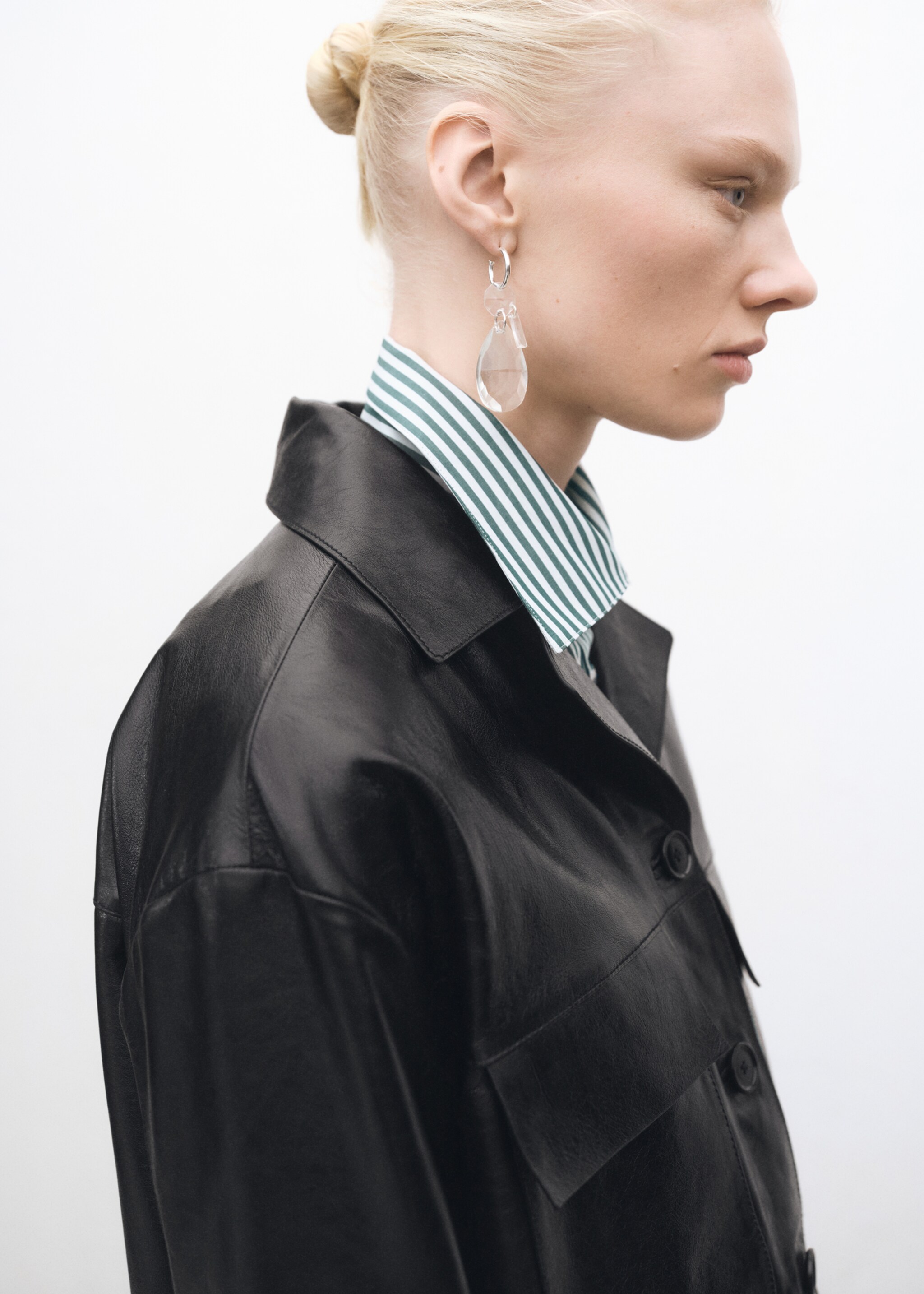 Oversized leren jasje met zakken - Detail van het artikel 2, Zwart. Ref: 87084418-00.